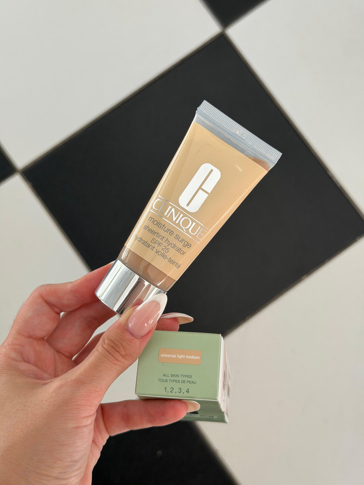 CLINIQUE Moisture Surge™ Sheertint Hydrator Broad Spectrum SPF25 - Universal Light Medium