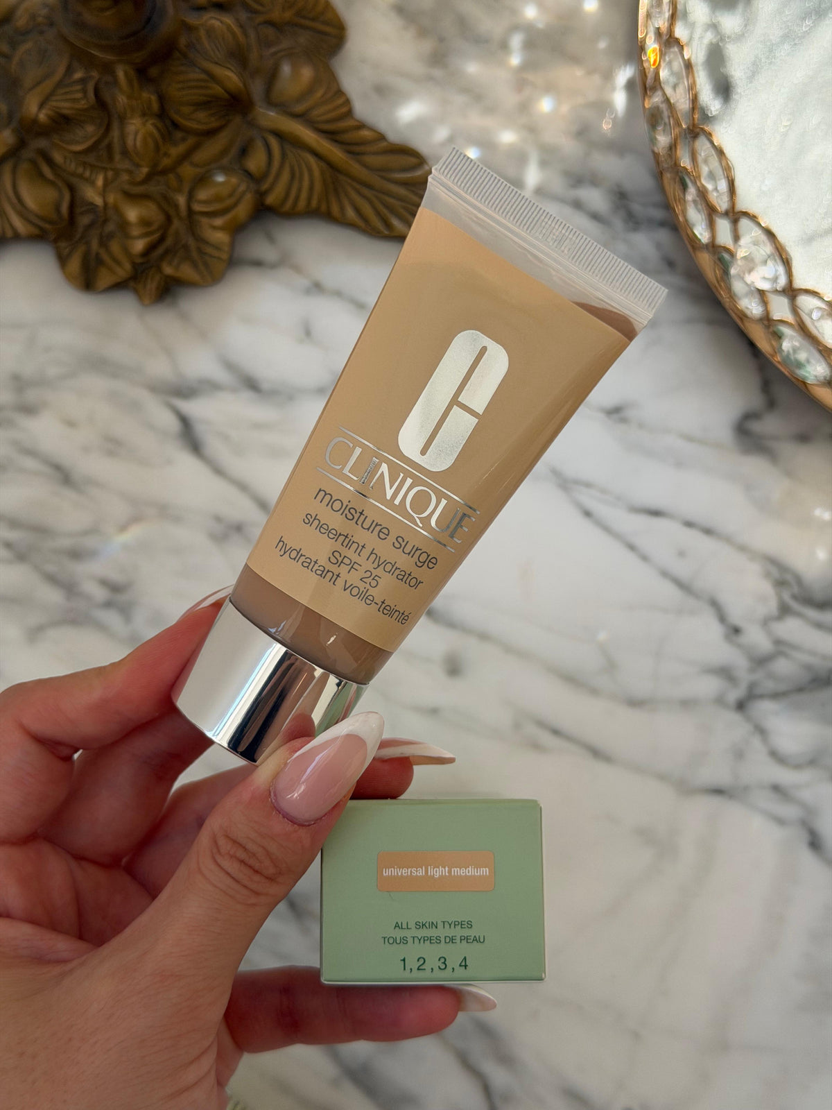 CLINIQUE Moisture Surge™ Sheertint Hydrator Broad Spectrum SPF25 - Universal Light Medium