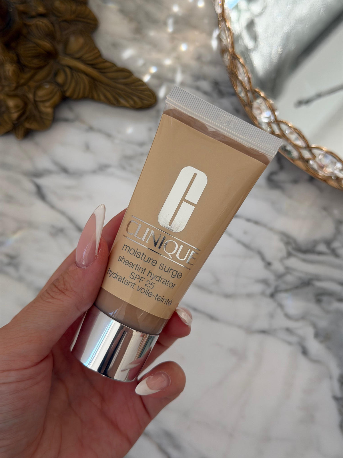 CLINIQUE Moisture Surge™ Sheertint Hydrator Broad Spectrum SPF25 - Universal Light Medium