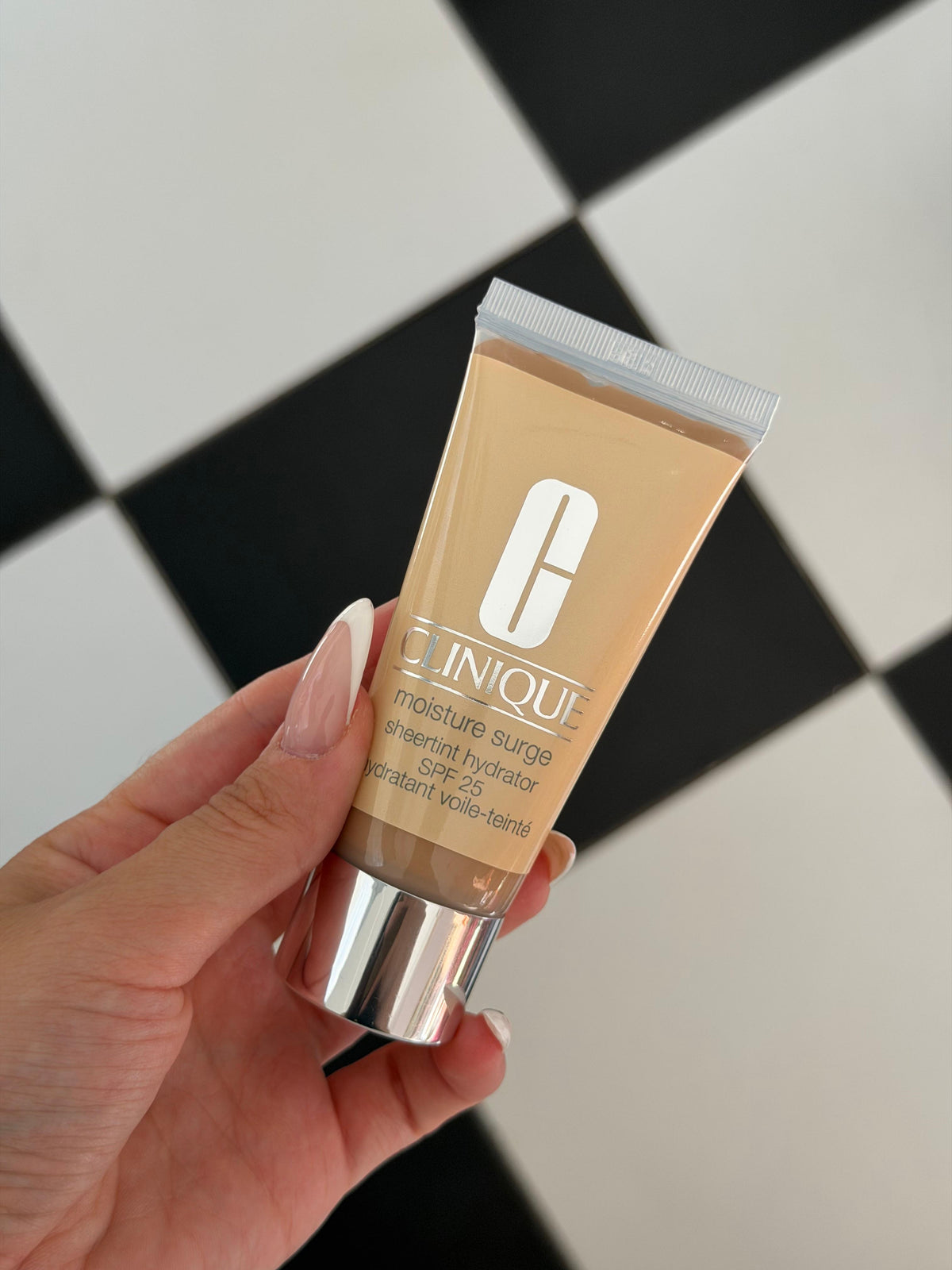 CLINIQUE Moisture Surge™ Sheertint Hydrator Broad Spectrum SPF25 - Universal Light Medium