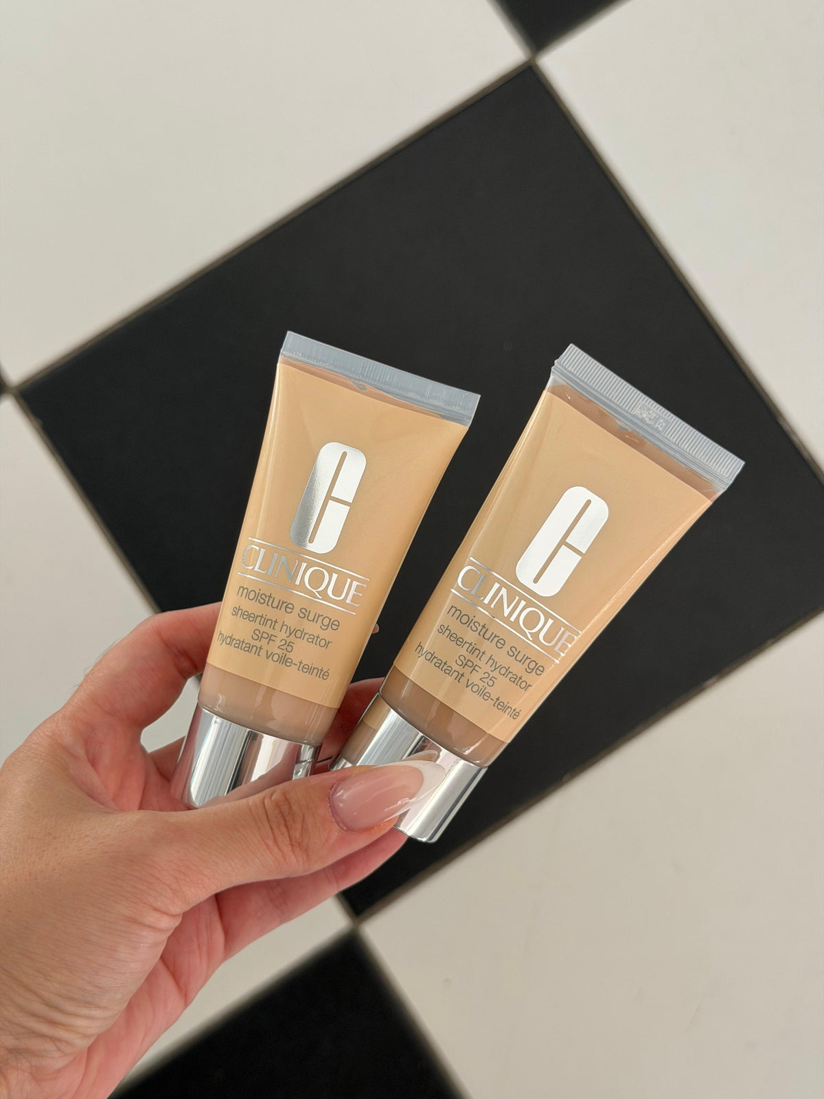 CLINIQUE Moisture Surge™ Sheertint Hydrator Broad Spectrum SPF25 - Universal Light Medium