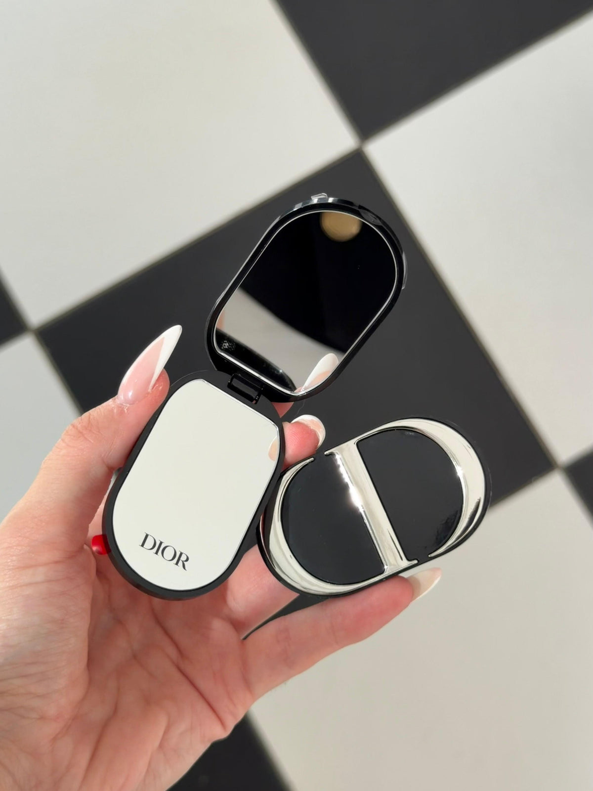 DIOR Beauty CD Logo Phone Ring Holder – Dual Mirror