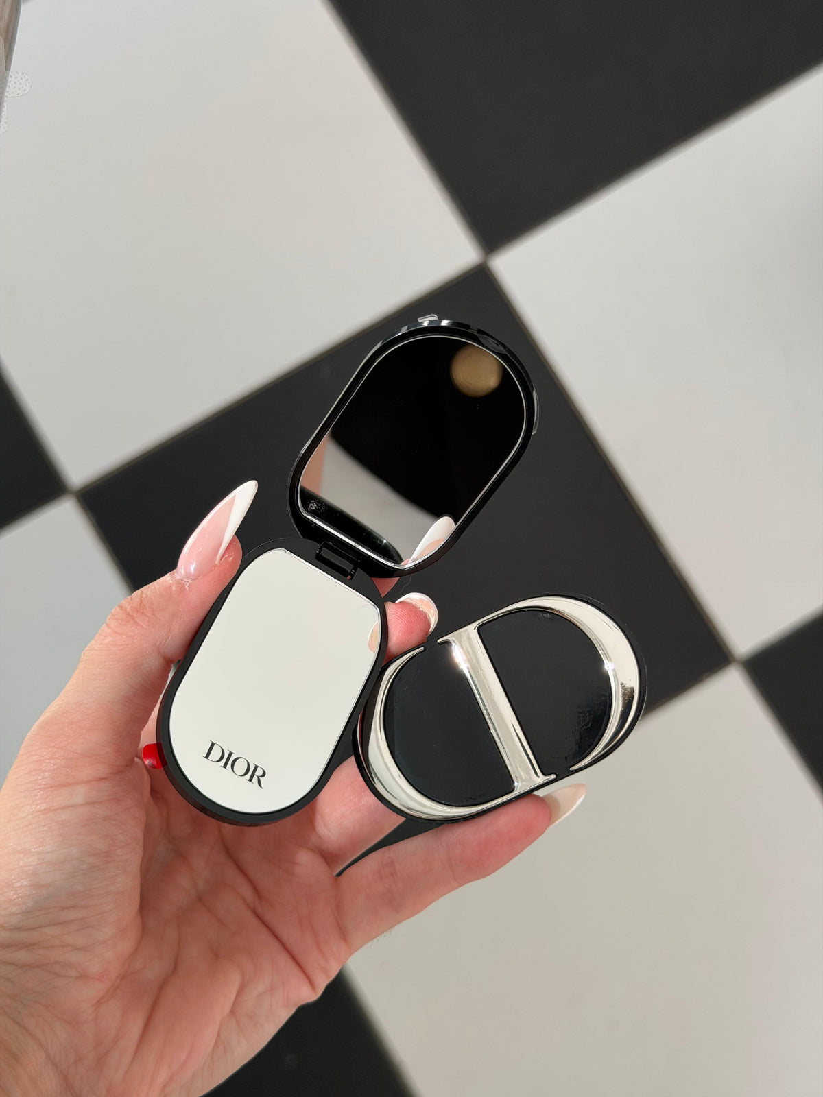 DIOR Beauty CD Logo Phone Ring Holder – Dual Mirror