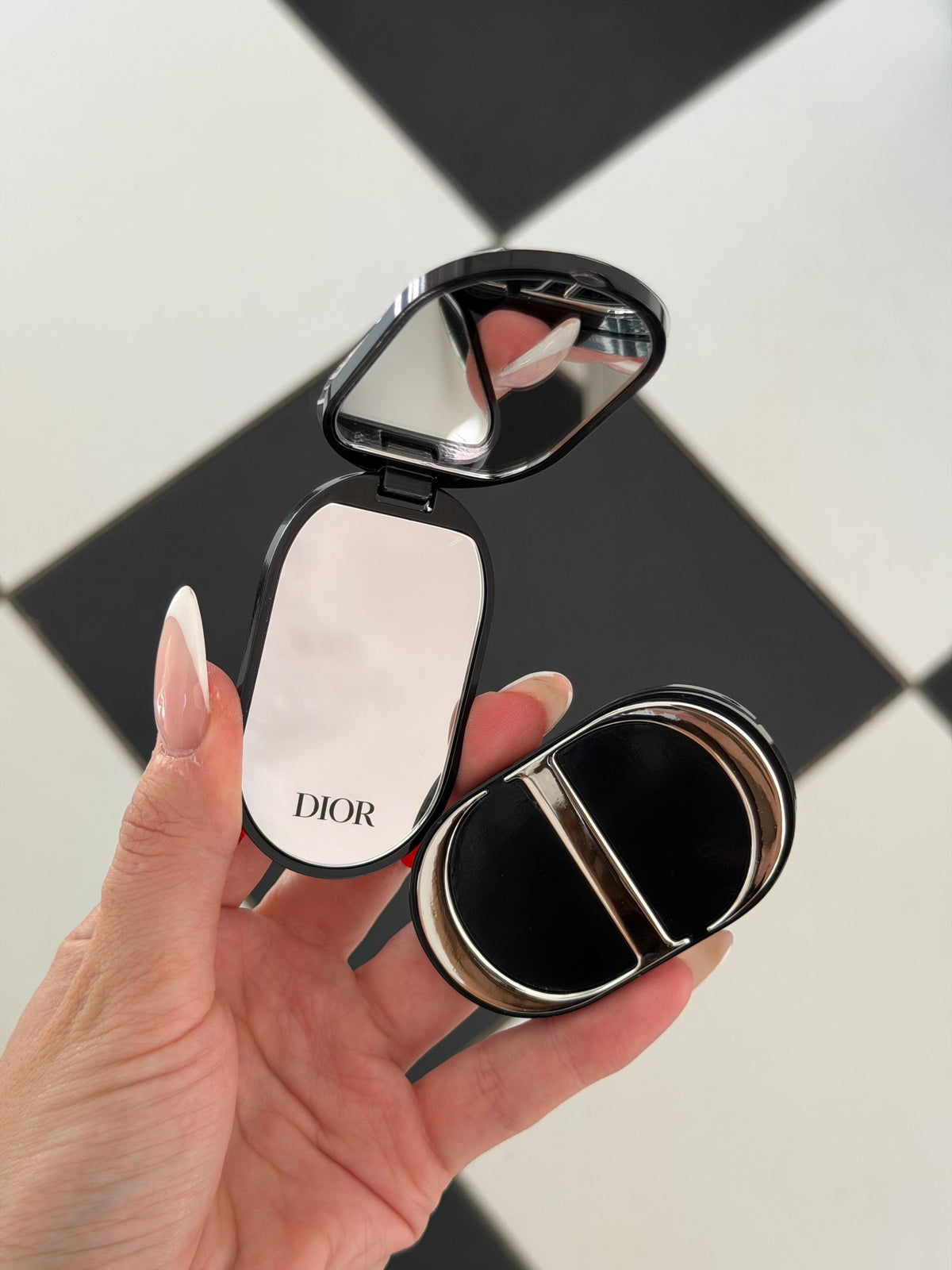 DIOR Beauty CD Logo Phone Ring Holder – Dual Mirror