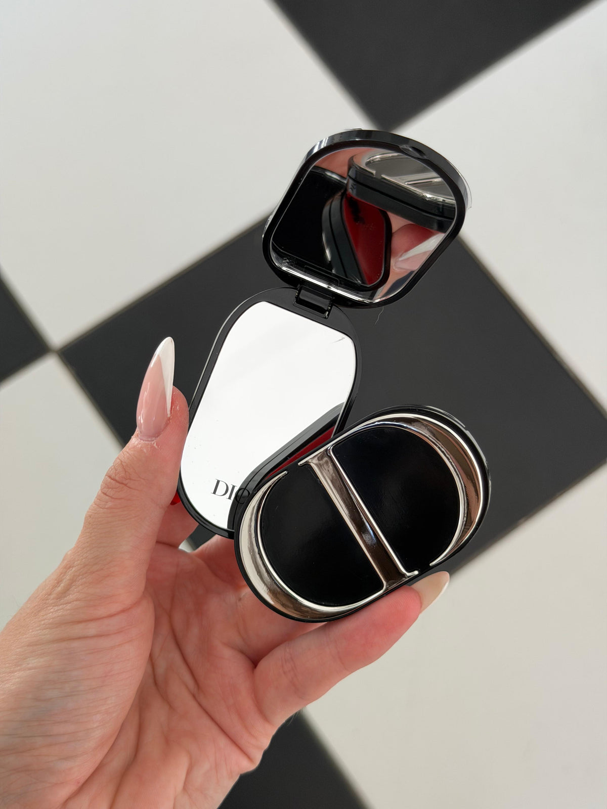 DIOR Beauty CD Logo Phone Ring Holder – Dual Mirror