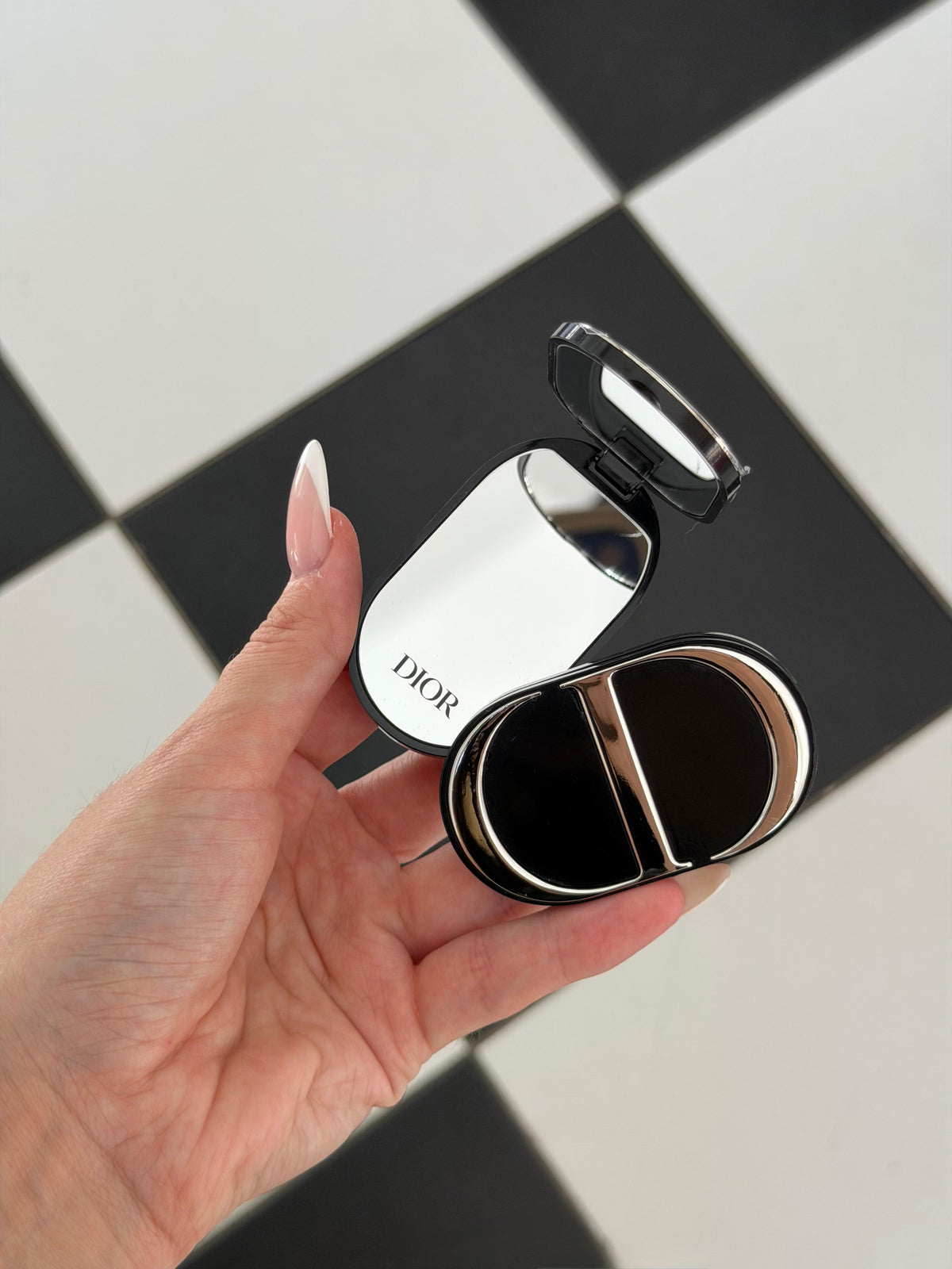DIOR Beauty CD Logo Phone Ring Holder – Dual Mirror