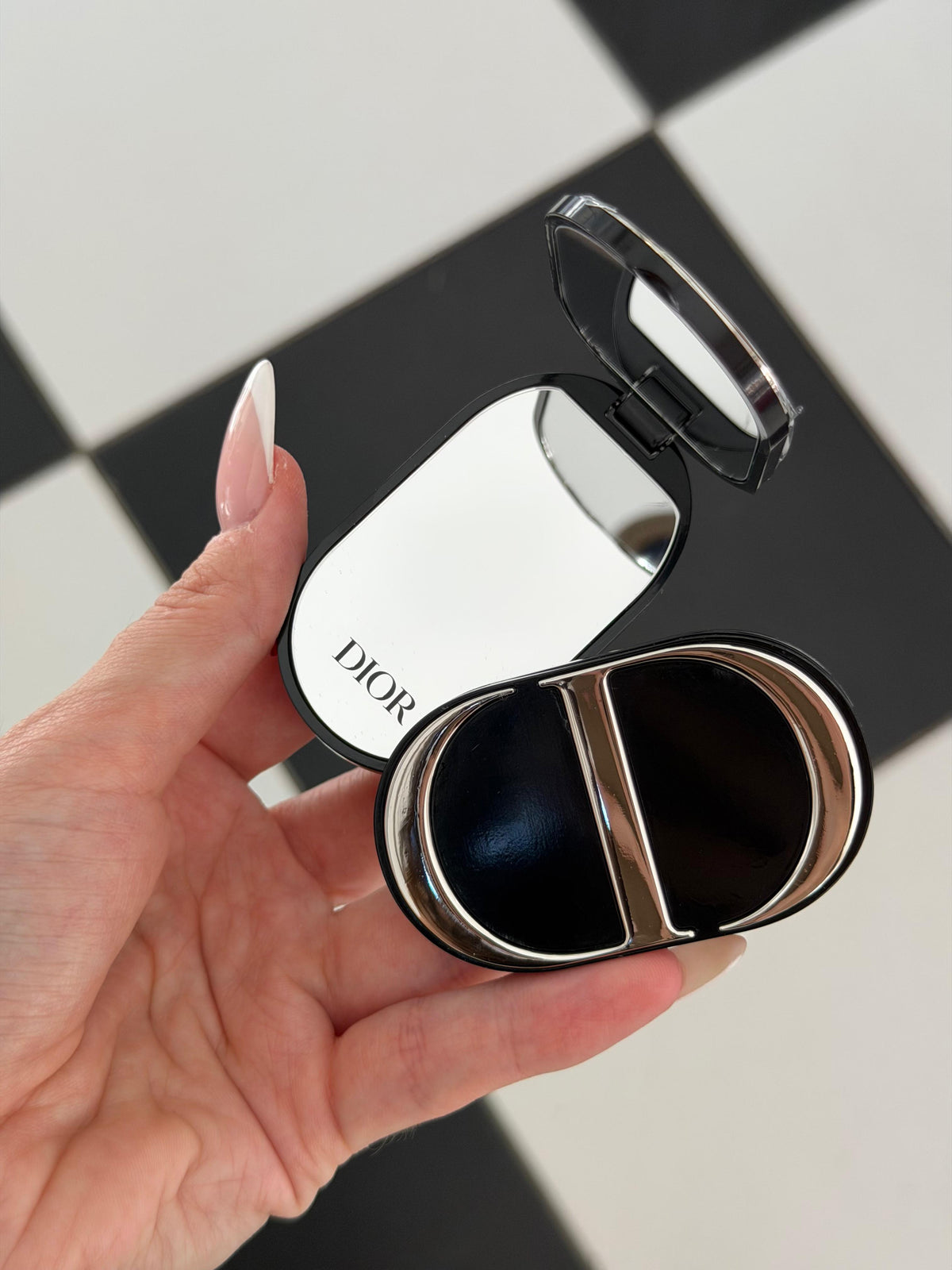 DIOR Beauty CD Logo Phone Ring Holder – Dual Mirror