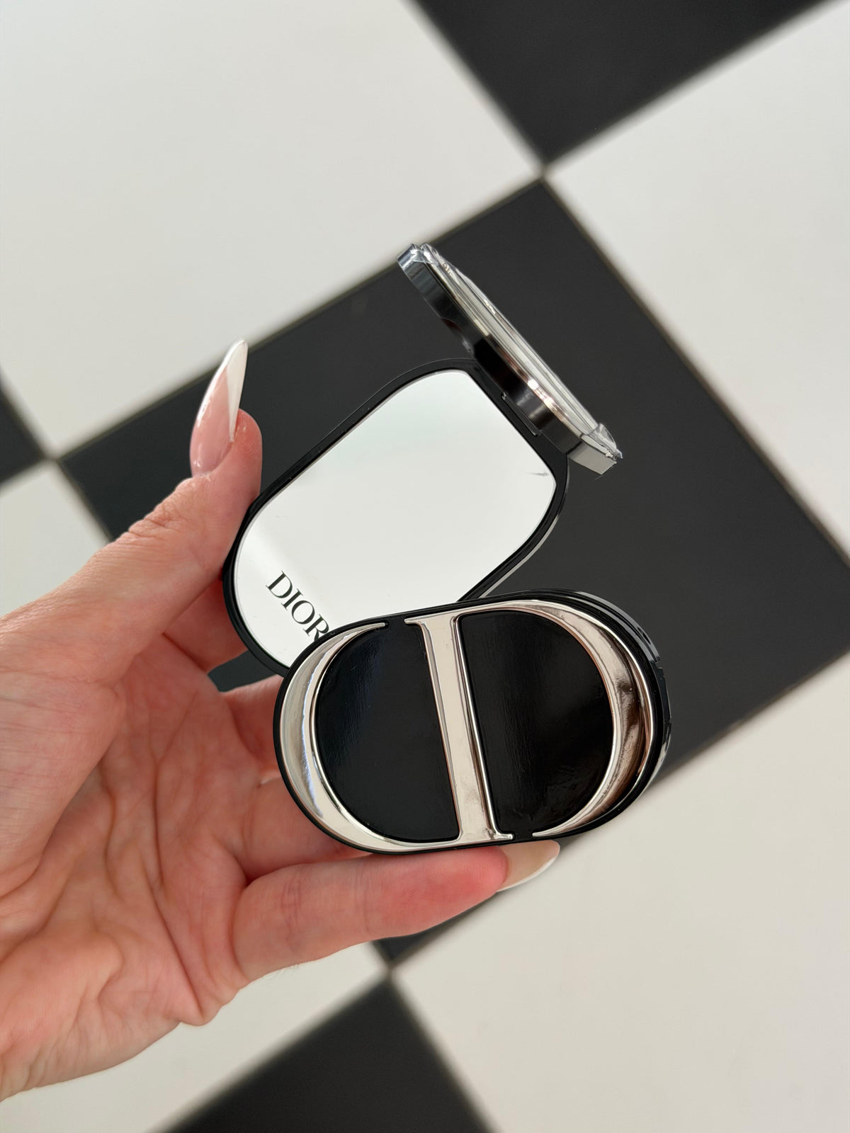 DIOR Beauty CD Logo Phone Ring Holder – Dual Mirror