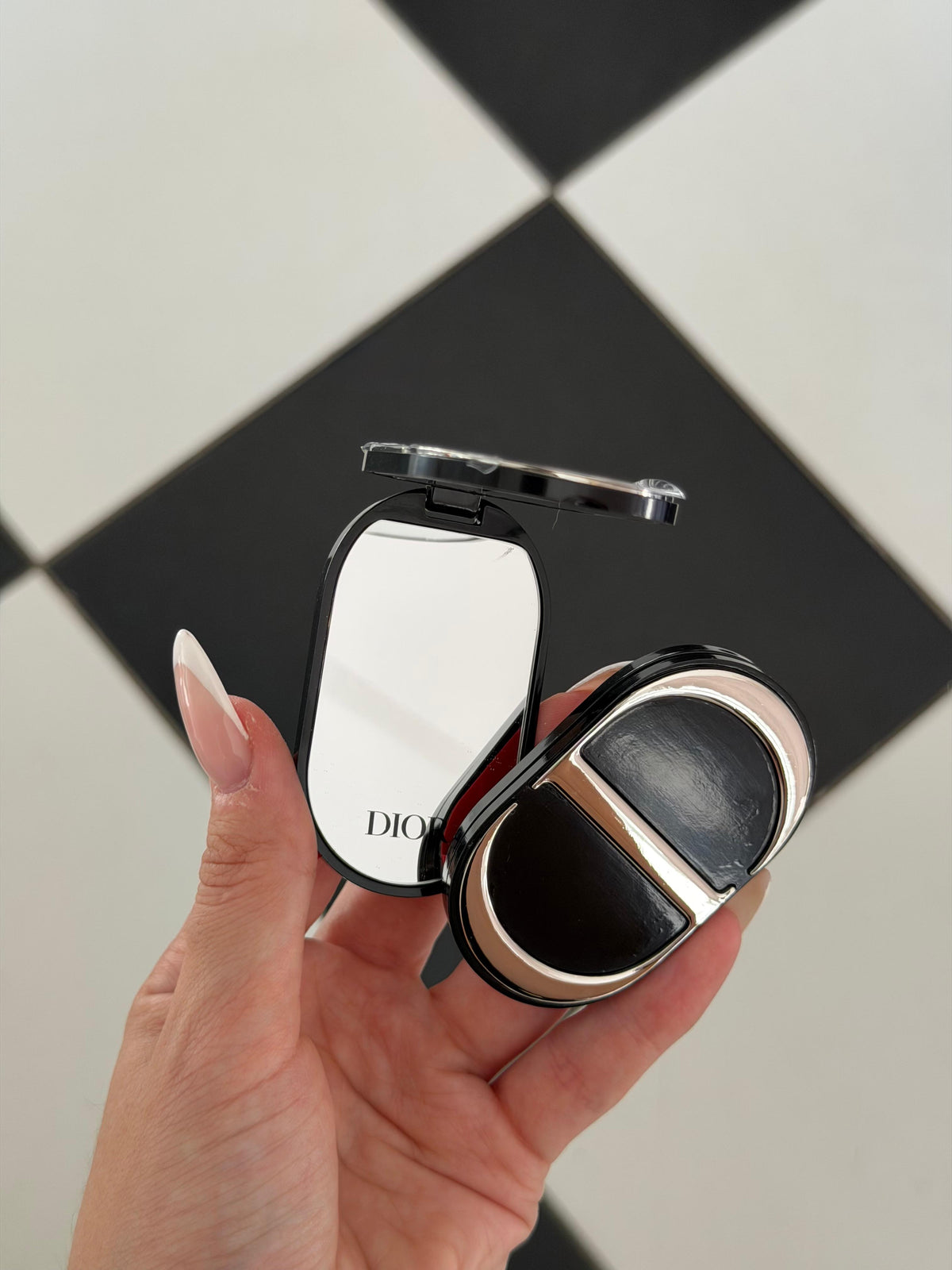 DIOR Beauty CD Logo Phone Ring Holder – Dual Mirror