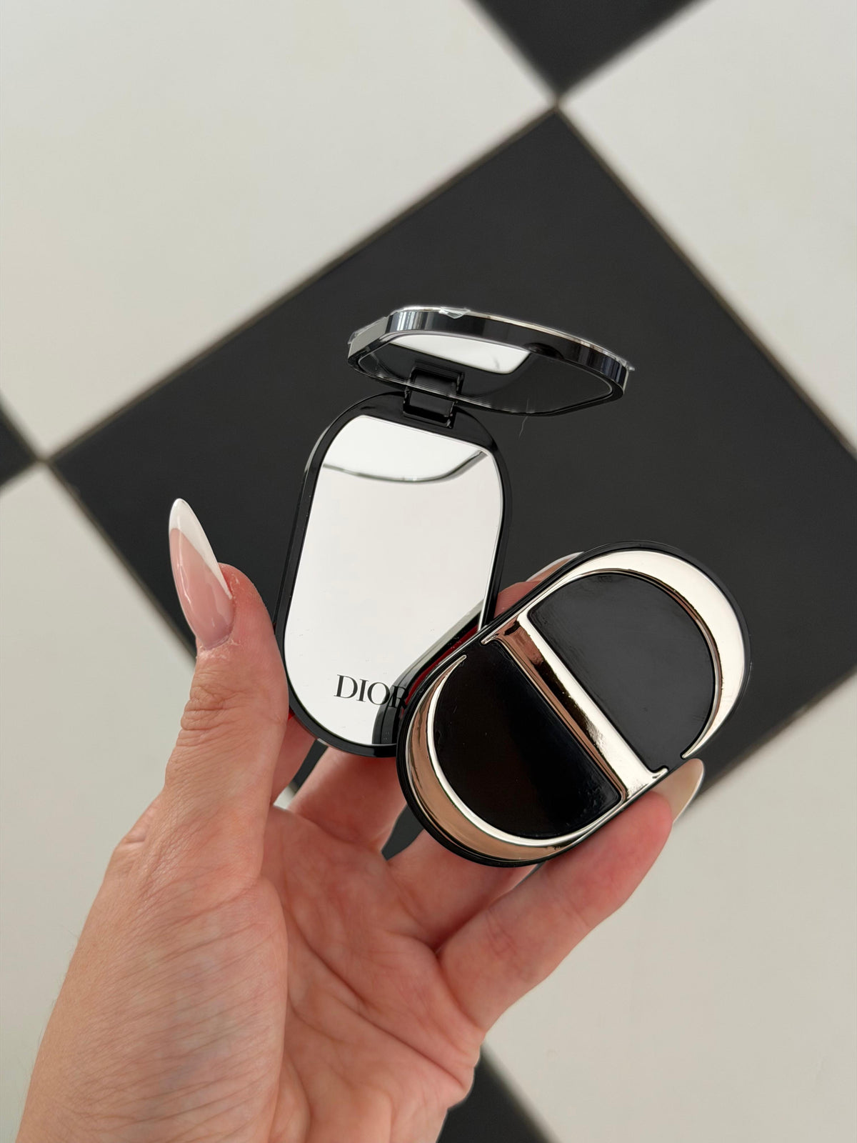 DIOR Beauty CD Logo Phone Ring Holder – Dual Mirror