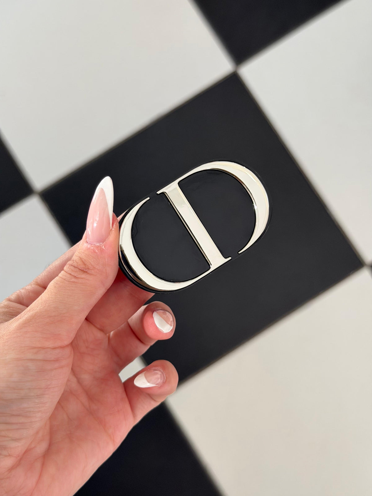 DIOR Beauty CD Logo Phone Ring Holder – Dual Mirror