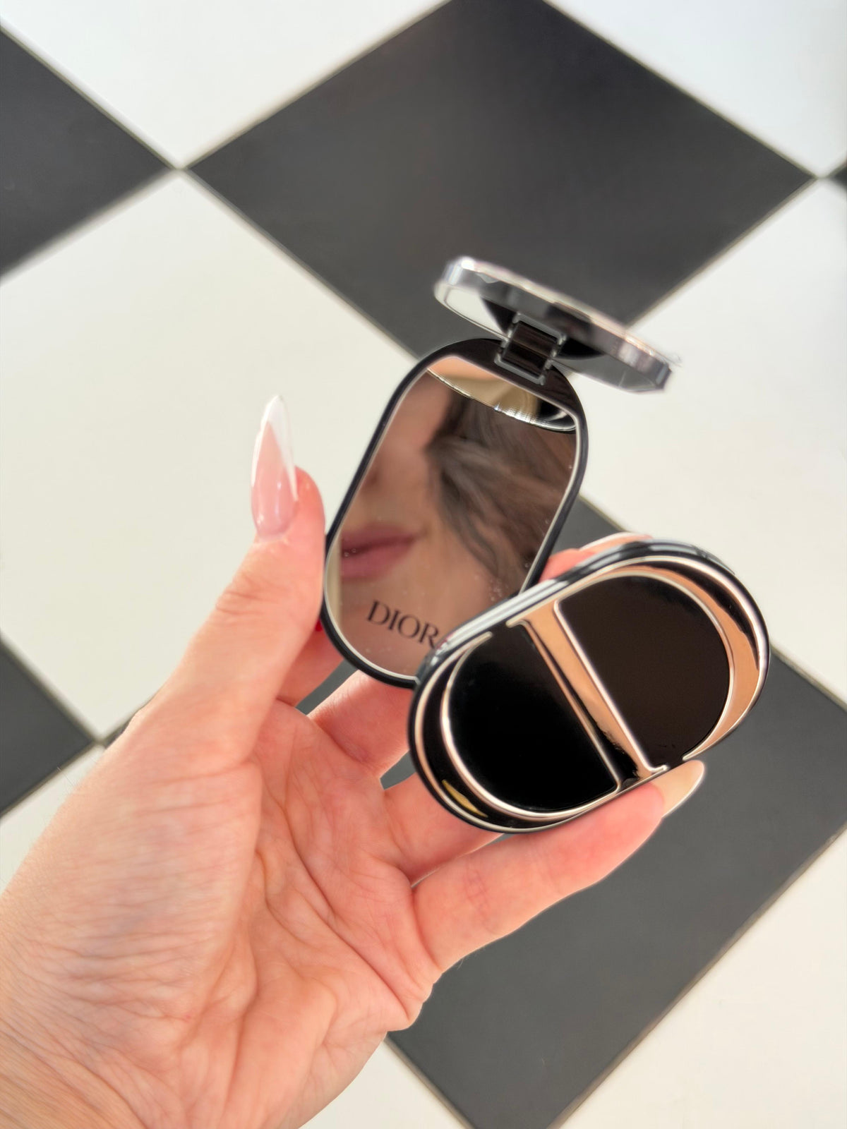 DIOR Beauty CD Logo Phone Ring Holder – Dual Mirror