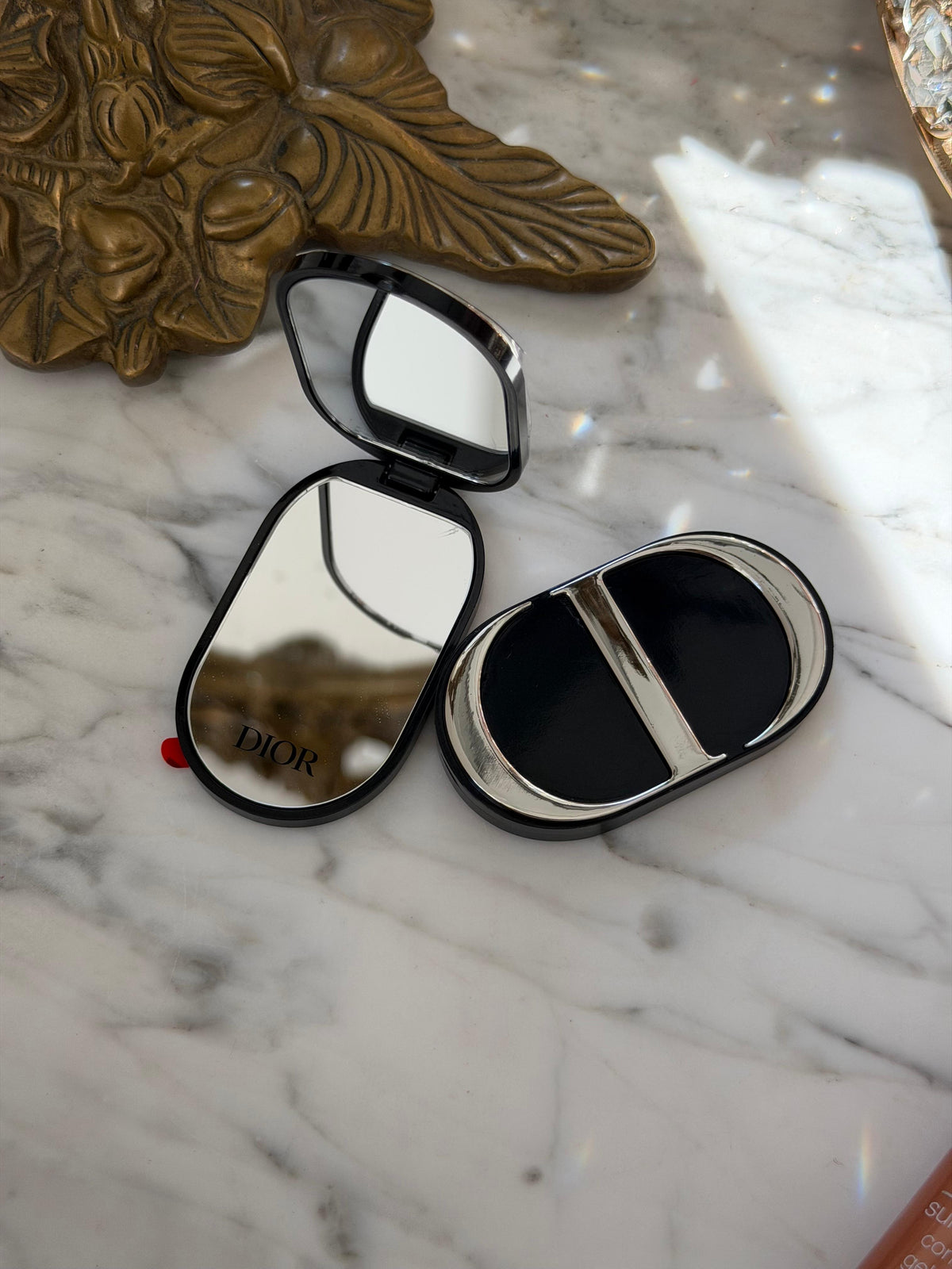 DIOR Beauty CD Logo Phone Ring Holder – Dual Mirror