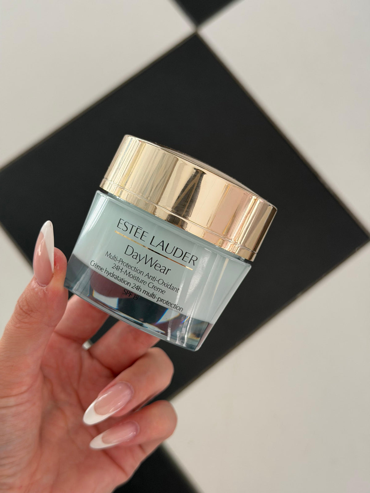 ESTEE LAUDER
DayWear Moisturizer Multi-Protection Anti-Oxidant 24H Hydratation Moisture Creme SPF15 - Dry Skin