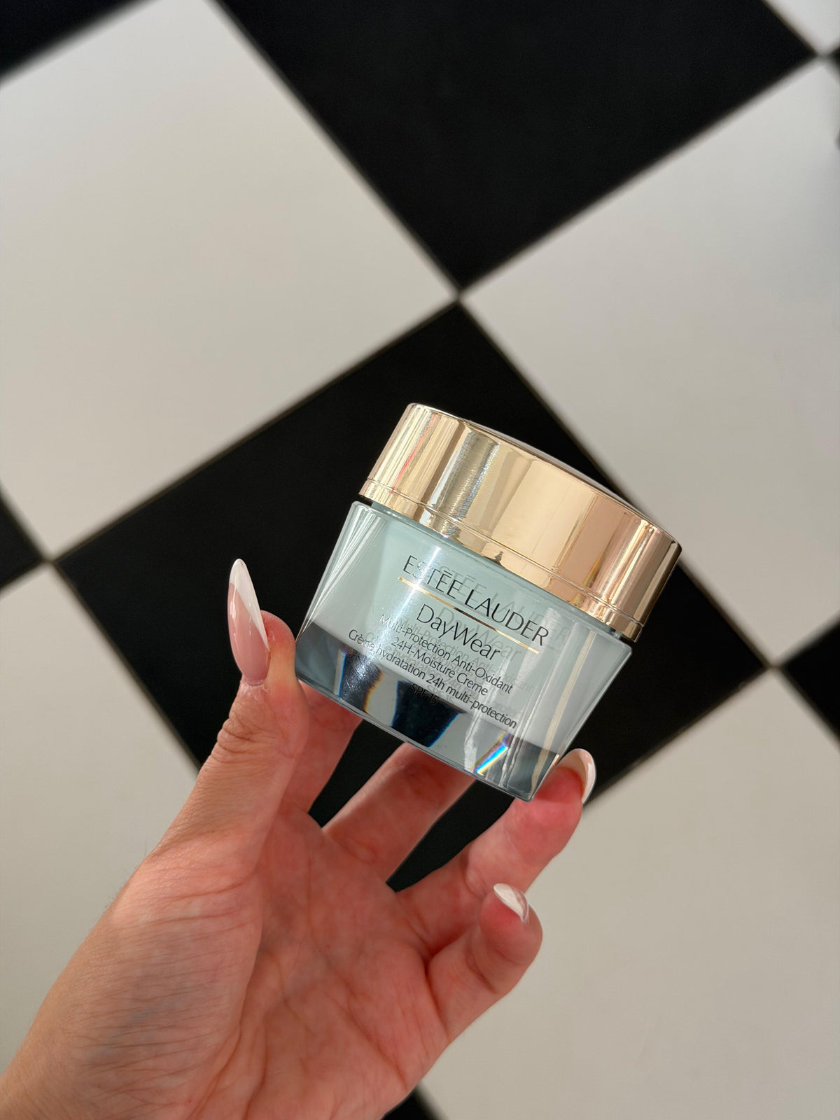 ESTEE LAUDER
DayWear Moisturizer Multi-Protection Anti-Oxidant 24H Hydratation Moisture Creme SPF15 - Dry Skin