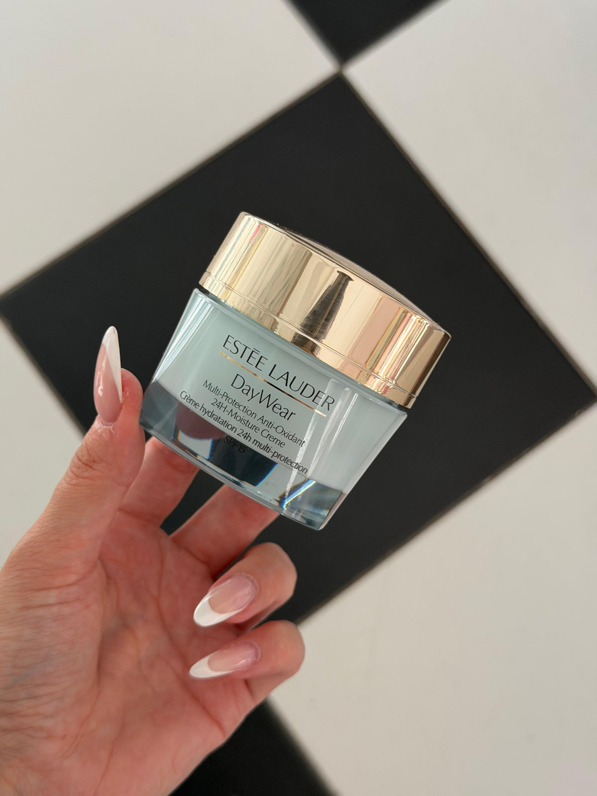 ESTEE LAUDER
DayWear Moisturizer Multi-Protection Anti-Oxidant 24H Hydratation Moisture Creme SPF15 - Dry Skin