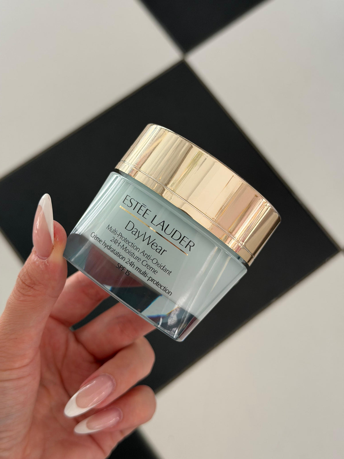ESTEE LAUDER
DayWear Moisturizer Multi-Protection Anti-Oxidant 24H Hydratation Moisture Creme SPF15 - Dry Skin