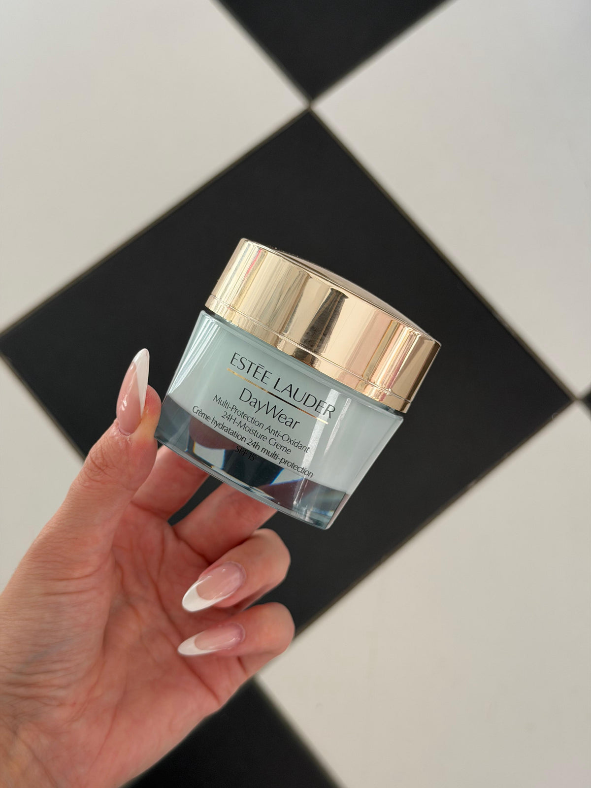 ESTEE LAUDER
DayWear Moisturizer Multi-Protection Anti-Oxidant 24H Hydratation Moisture Creme SPF15 - Dry Skin