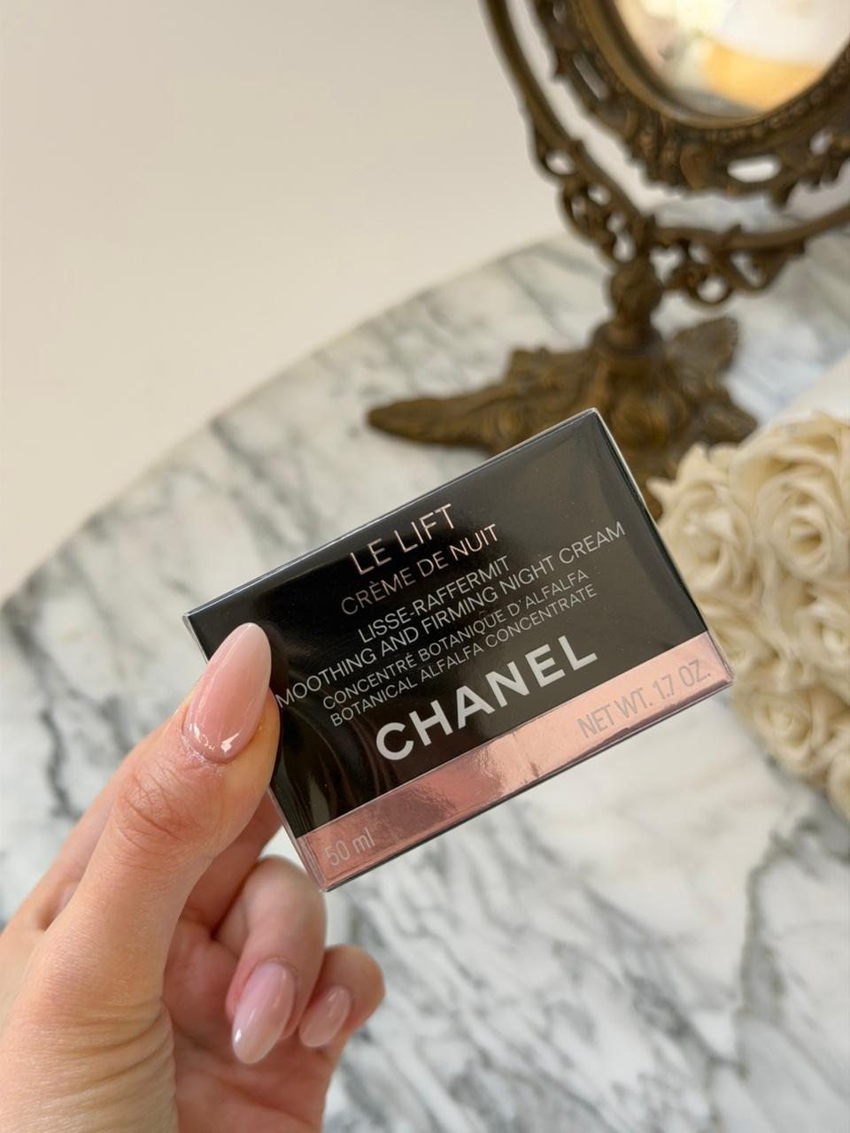 CHANEL Le Lift Crème De Nuit
Smoothing and Firming Night Cream