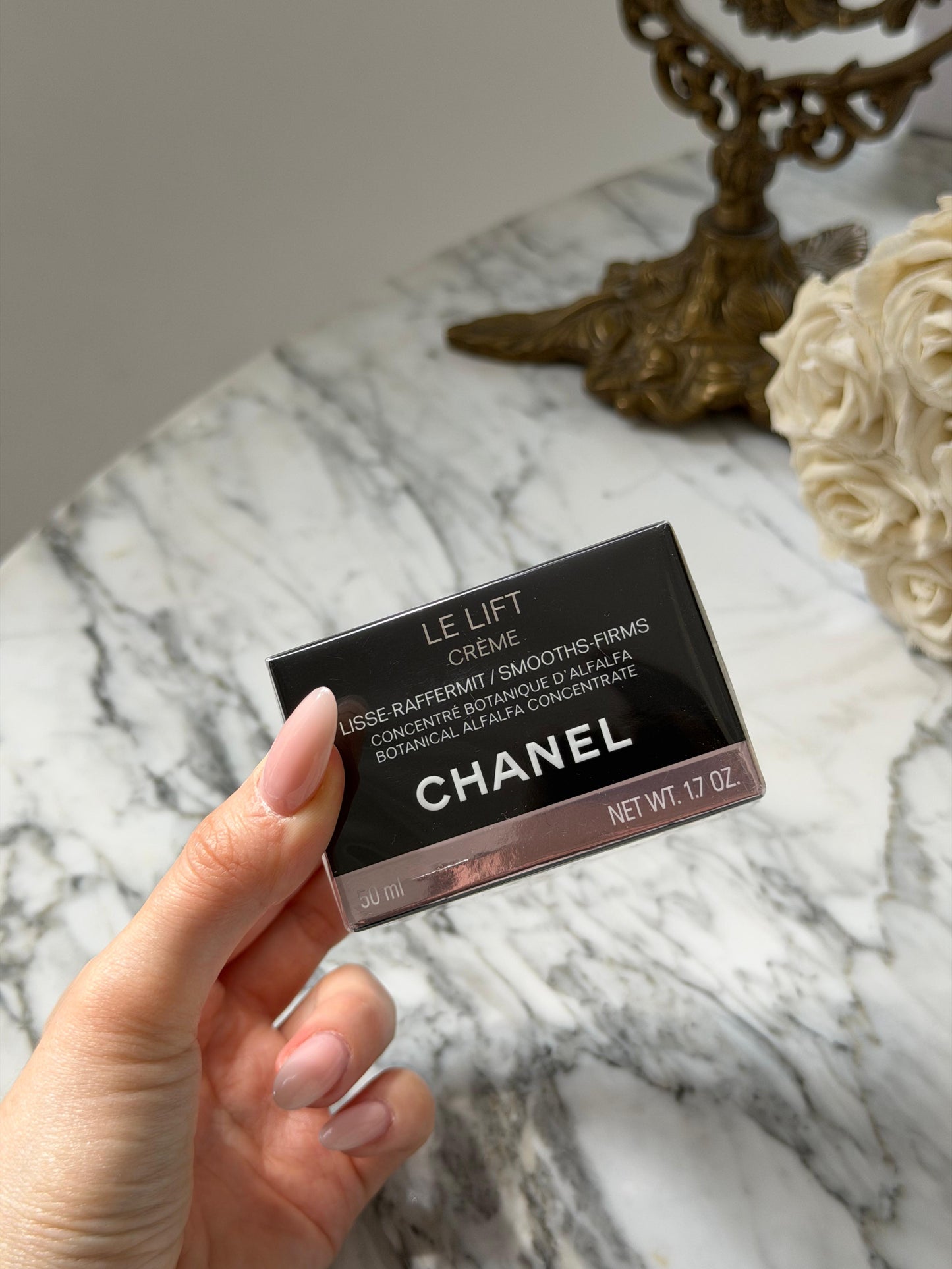CHANEL Le Lift Crème
Smooths-Firms