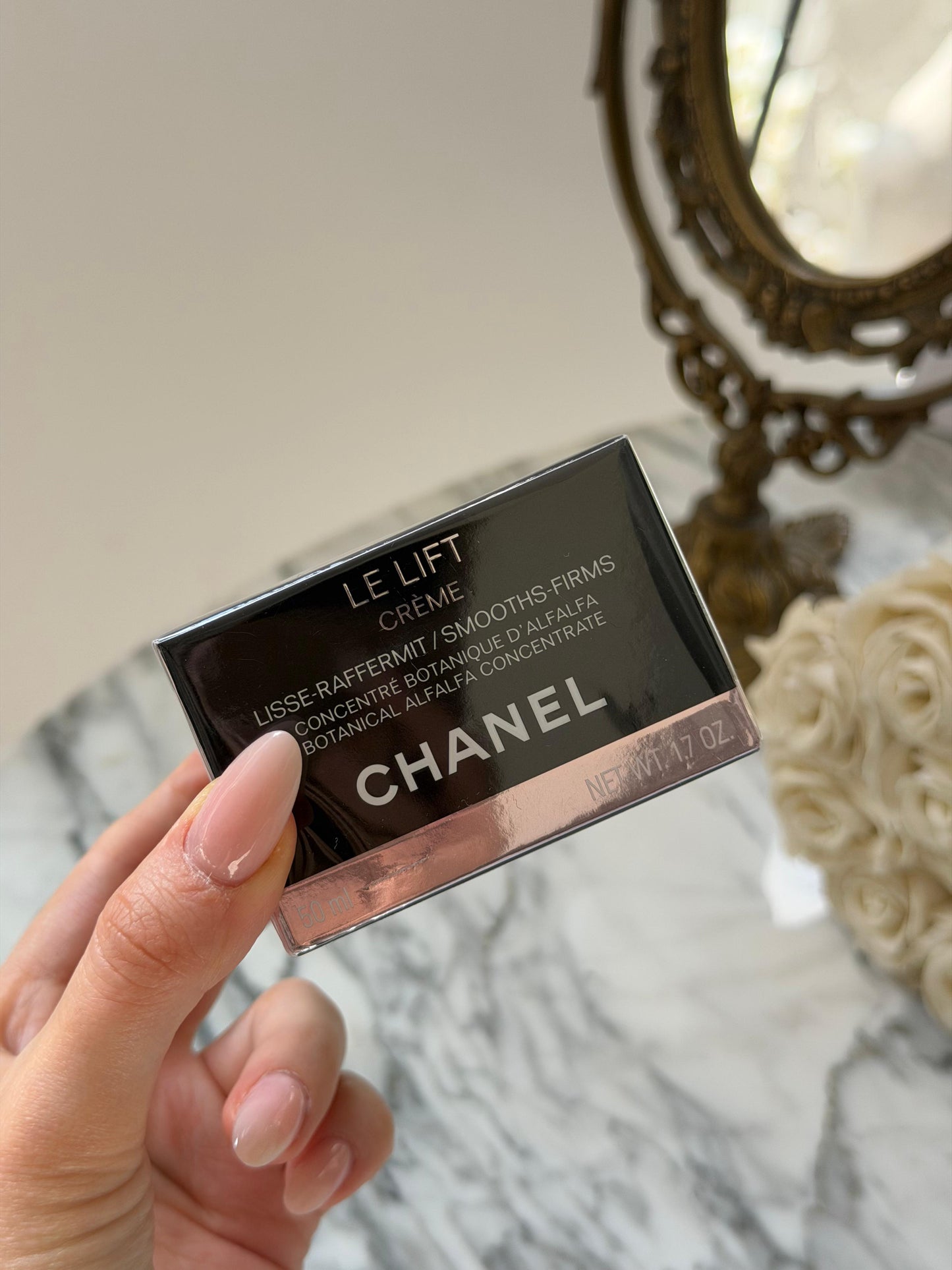 CHANEL Le Lift Crème
Smooths-Firms