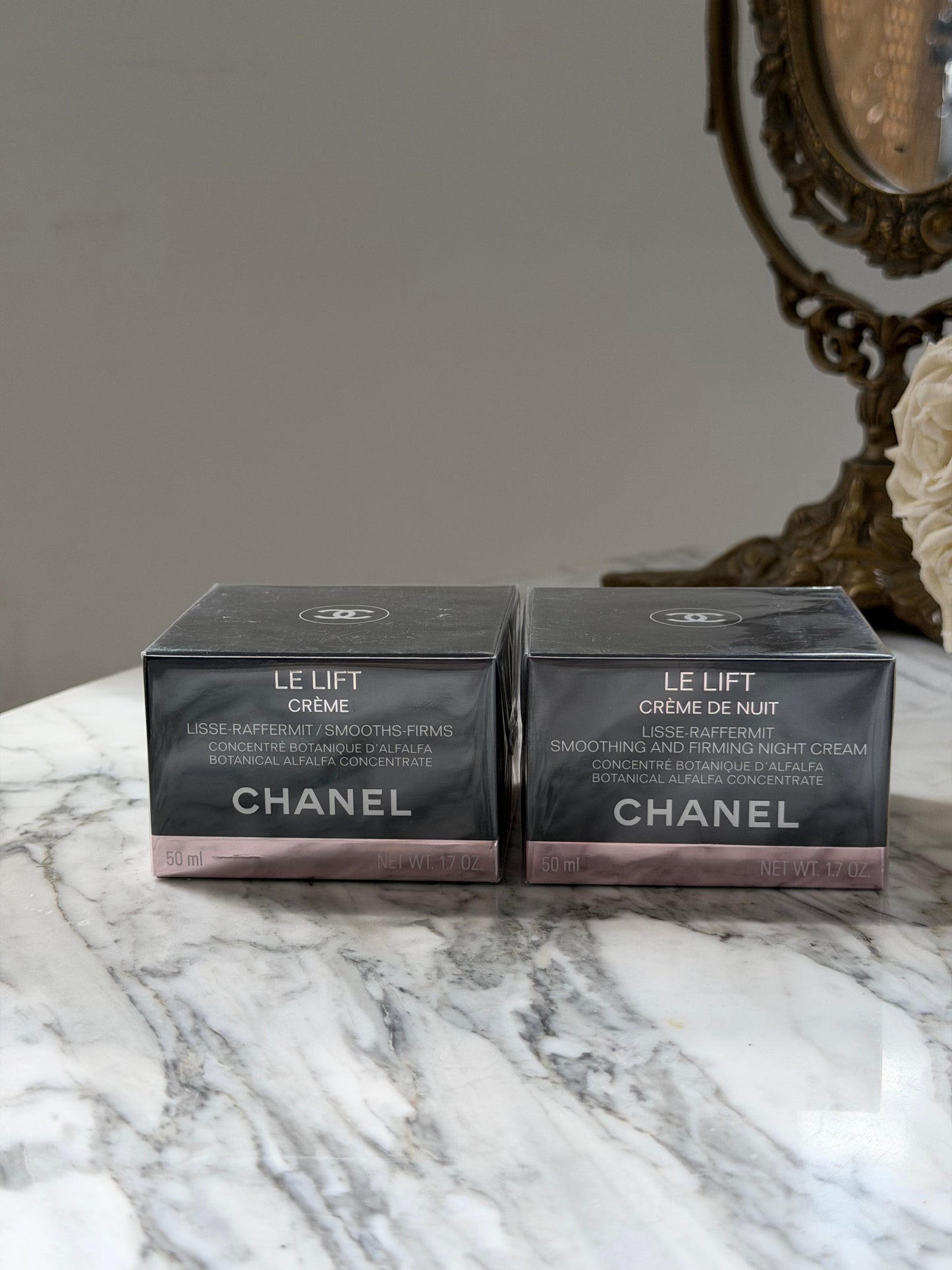 CHANEL Le Lift Crème
Smooths-Firms
