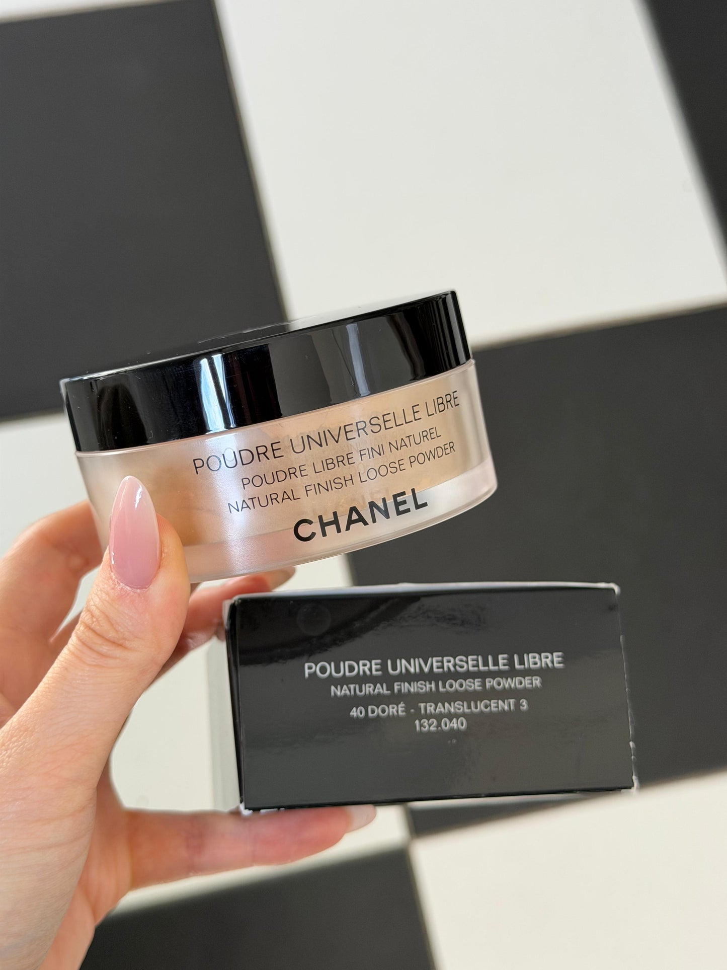 CHANEL Poudre Universelle Libre
Natural Finish Loose Powder (40)