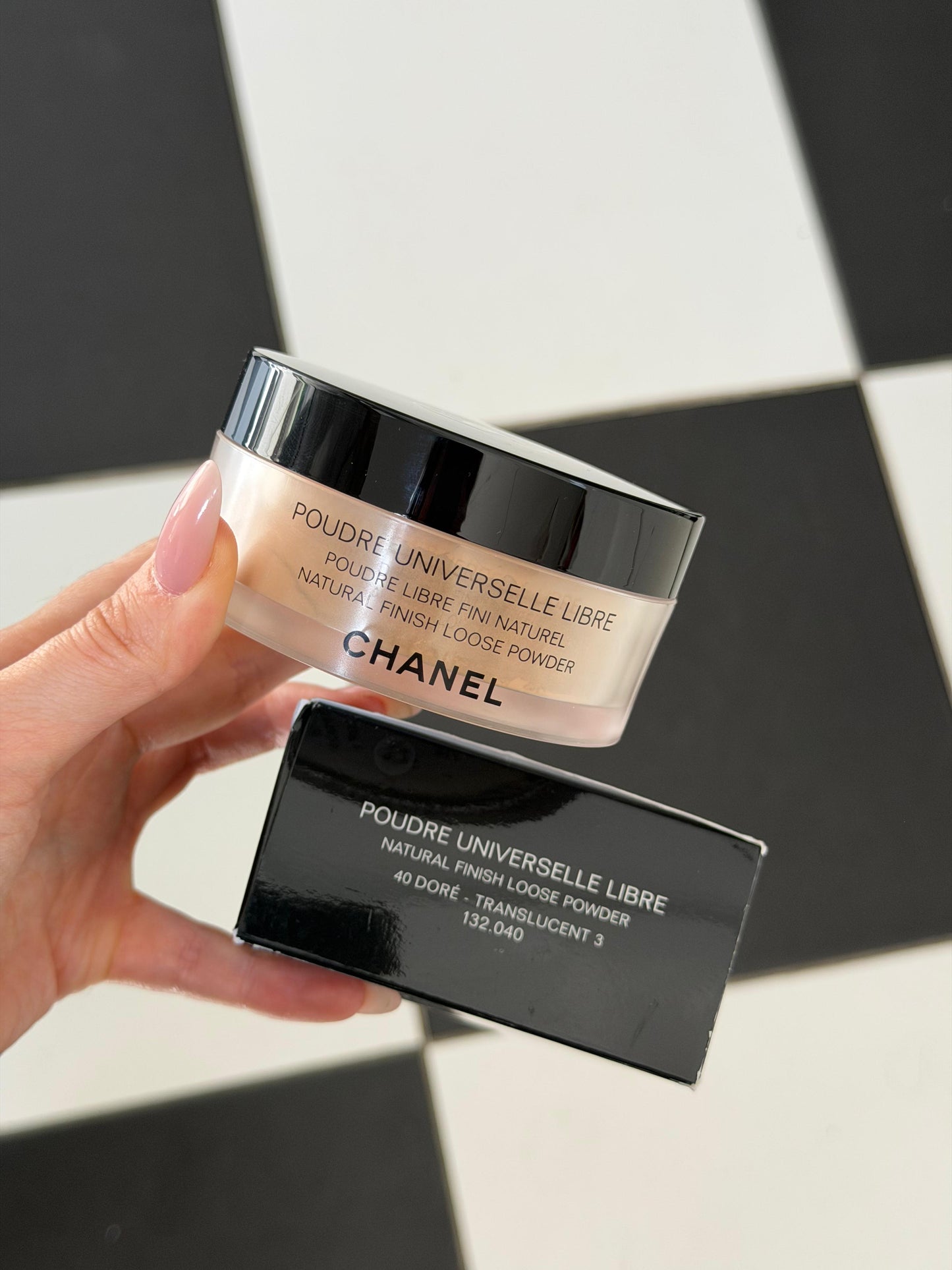 CHANEL Poudre Universelle Libre
Natural Finish Loose Powder (40)