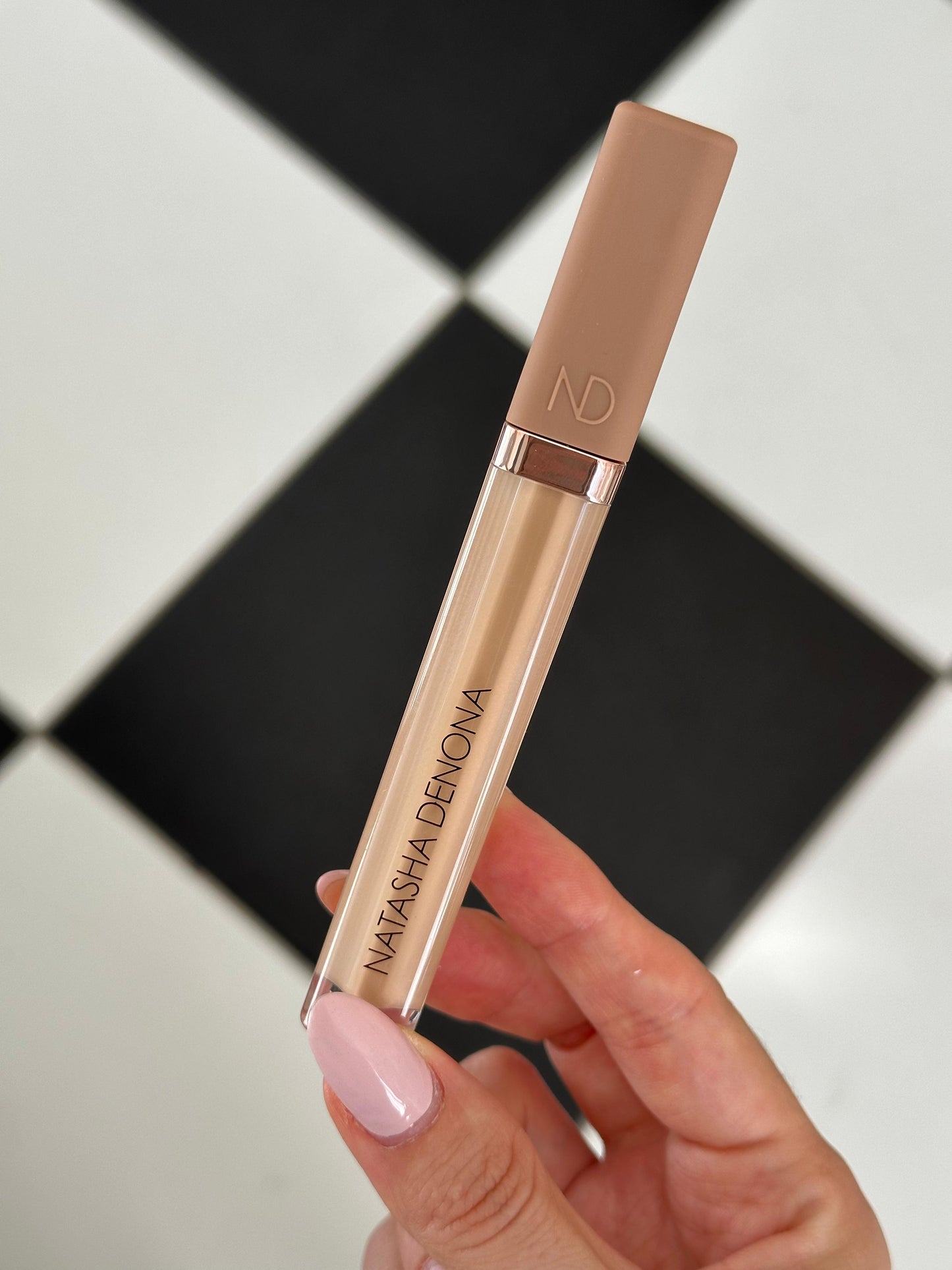 NATASHA DENONA Hy-Glam
Brightening & Hydrating Crease-Proof Serum Concealer