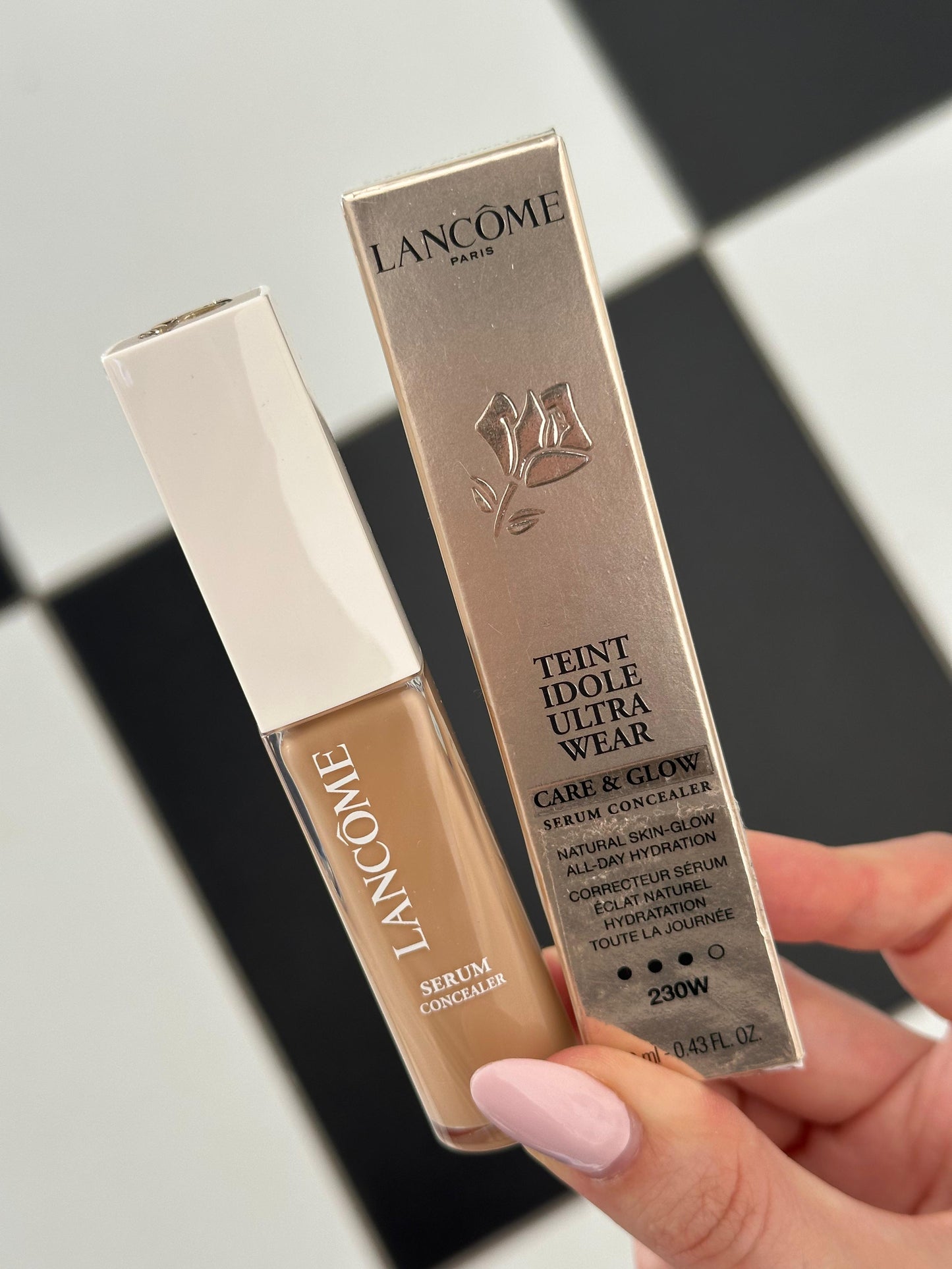 LANCÔME Teint Idole Ultra Wear Care & Glow Serum Concealer
Medium Coverage & Natural Glow Finish
