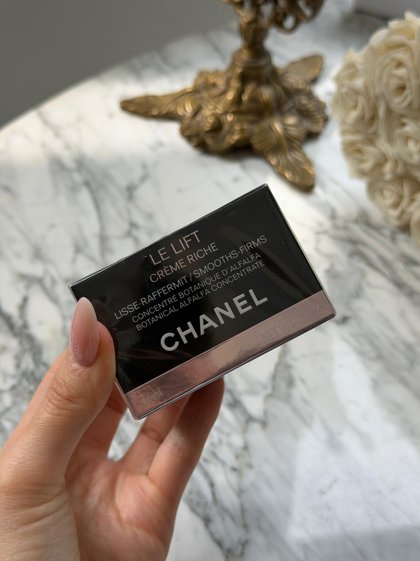 CHANEL Le Lift Crème Riche
Smooths-Firms
