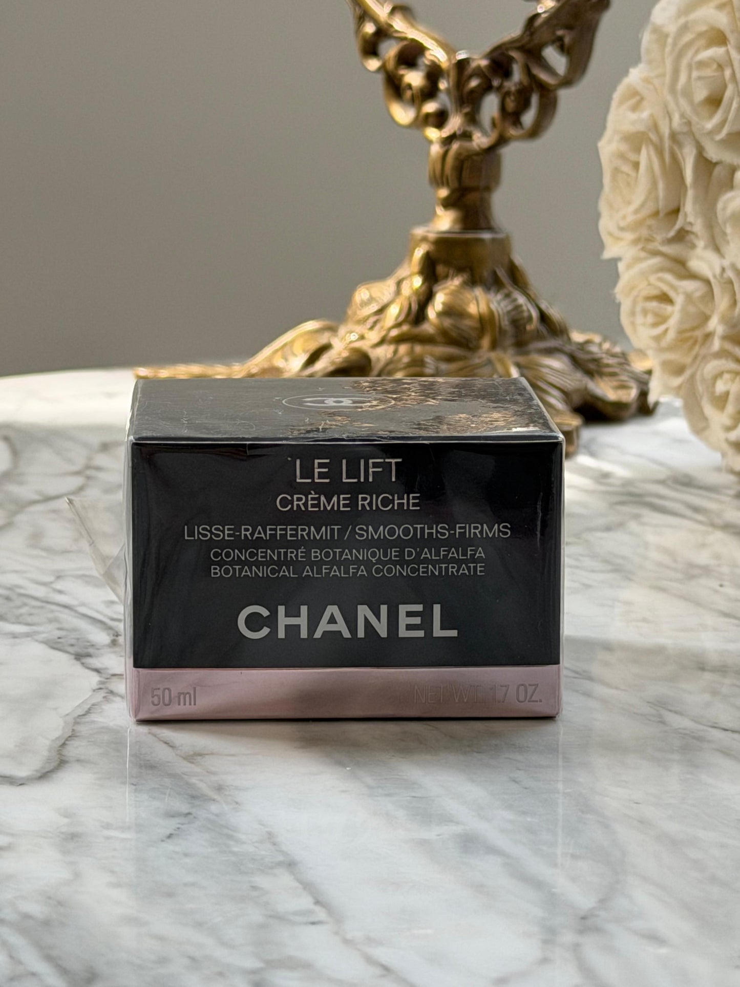 CHANEL Le Lift Crème Riche
Smooths-Firms