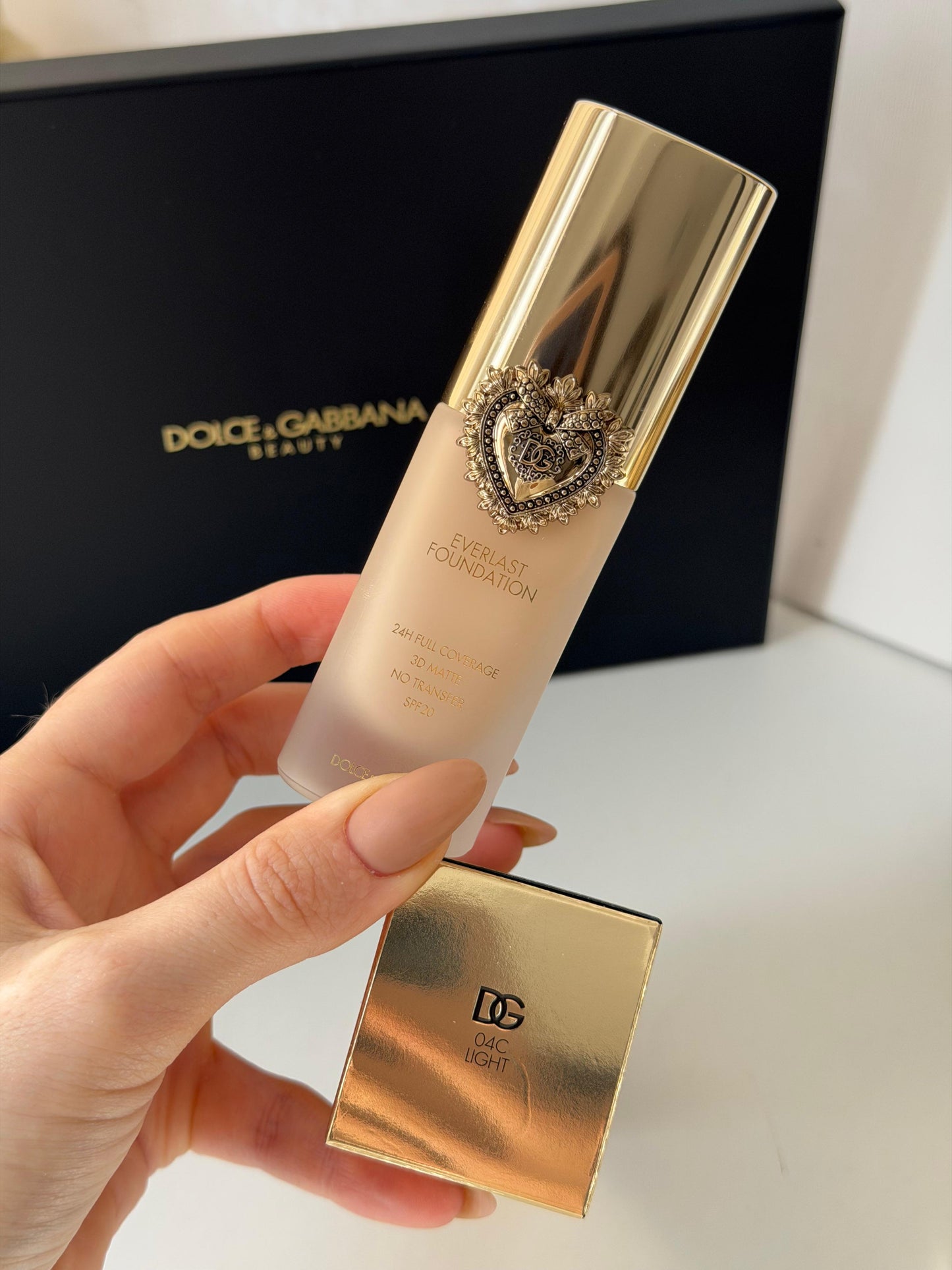 DOLCE&GABBANA Everlast Foundation (04C)
24H Full Coverage, 3D Matte, No Transfer SPF20