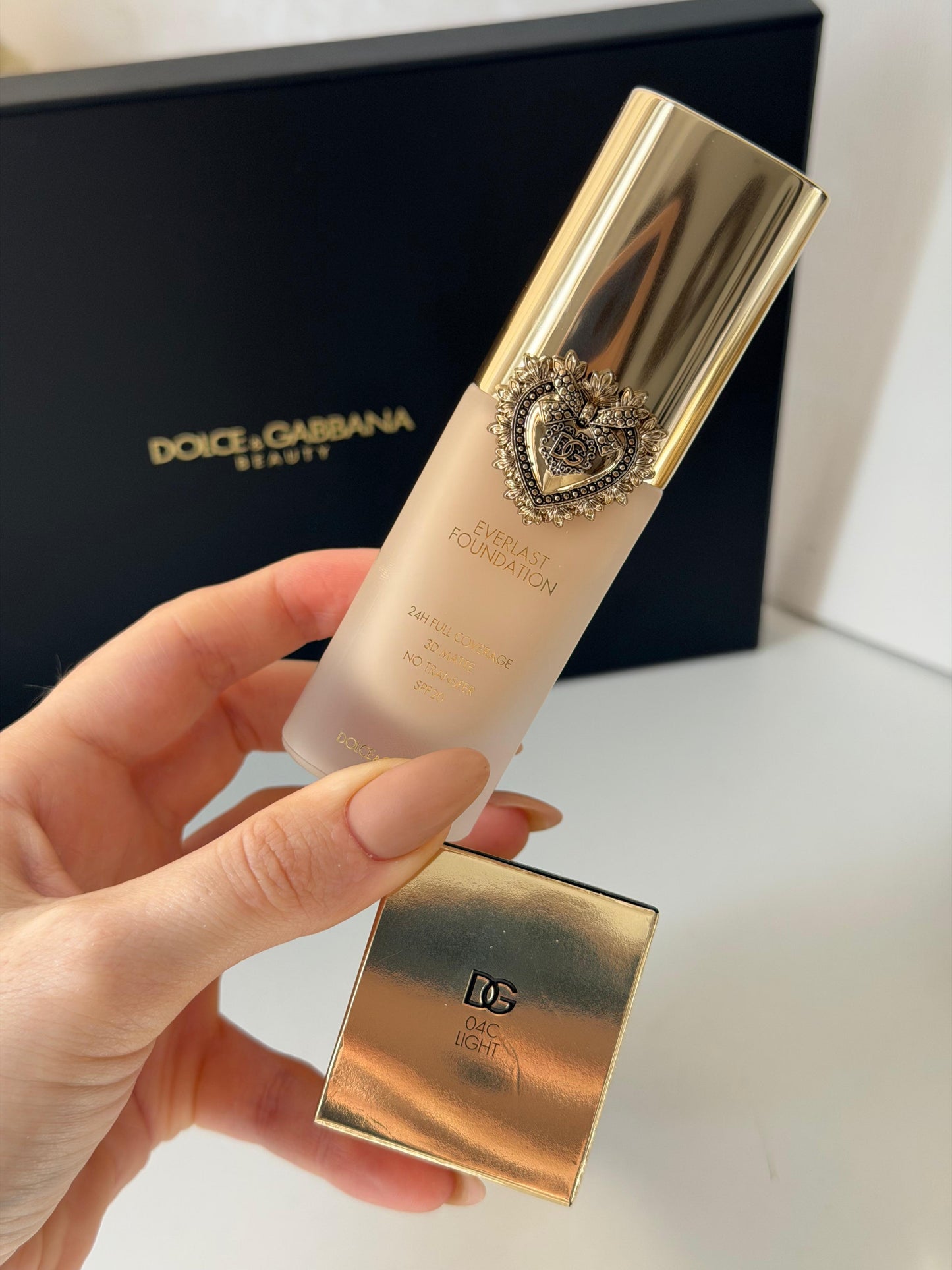 DOLCE&GABBANA Everlast Foundation (04C)
24H Full Coverage, 3D Matte, No Transfer SPF20