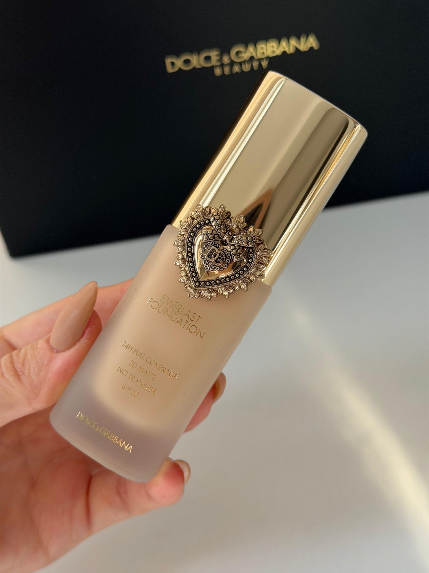 DOLCE&GABBANA Everlast Foundation (05N)
24H Full Coverage, 3D Matte, No Transfer SPF20