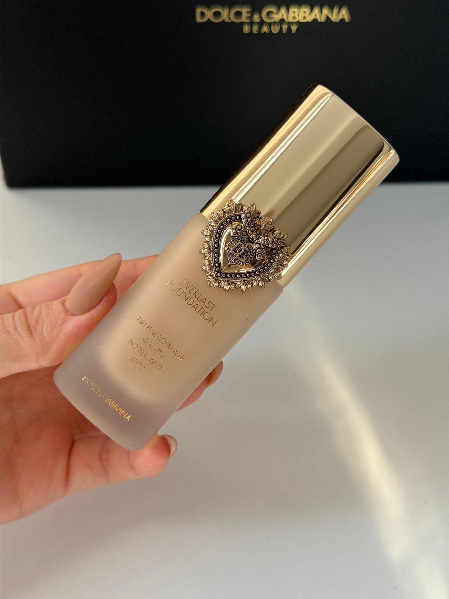 DOLCE&GABBANA Everlast Foundation (05N)
24H Full Coverage, 3D Matte, No Transfer SPF20