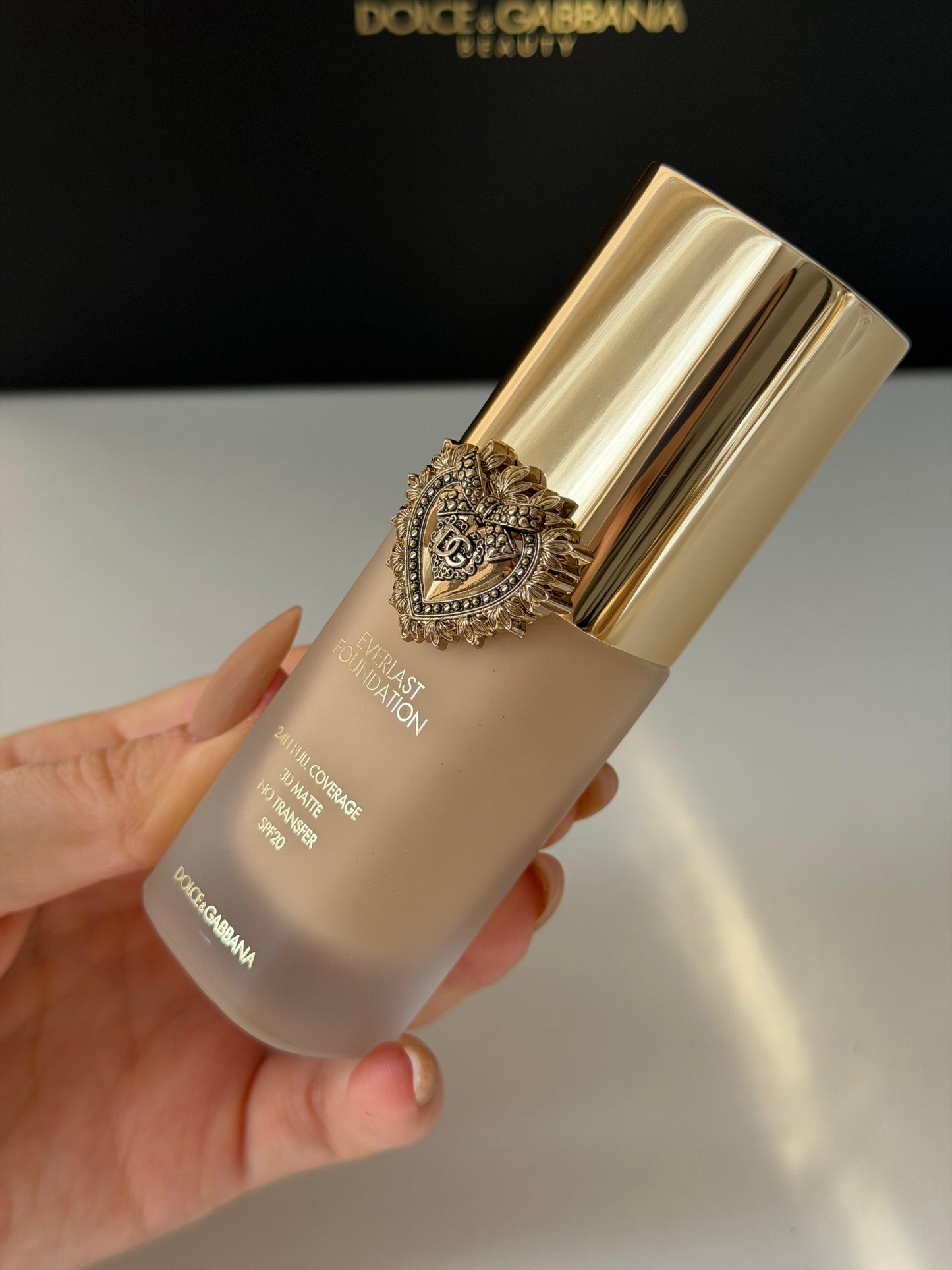 DOLCE&GABBANA Everlast Foundation (05N)
24H Full Coverage, 3D Matte, No Transfer SPF20