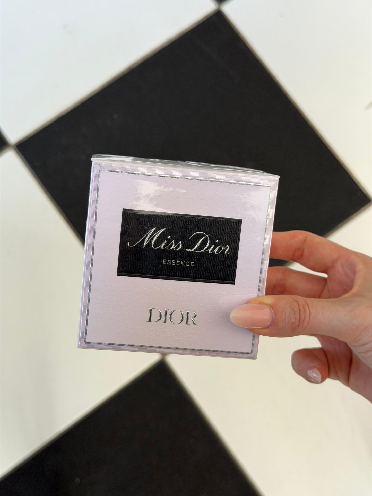 DIOR Miss Dior Essence
Jammy, Floral and Woody Notes