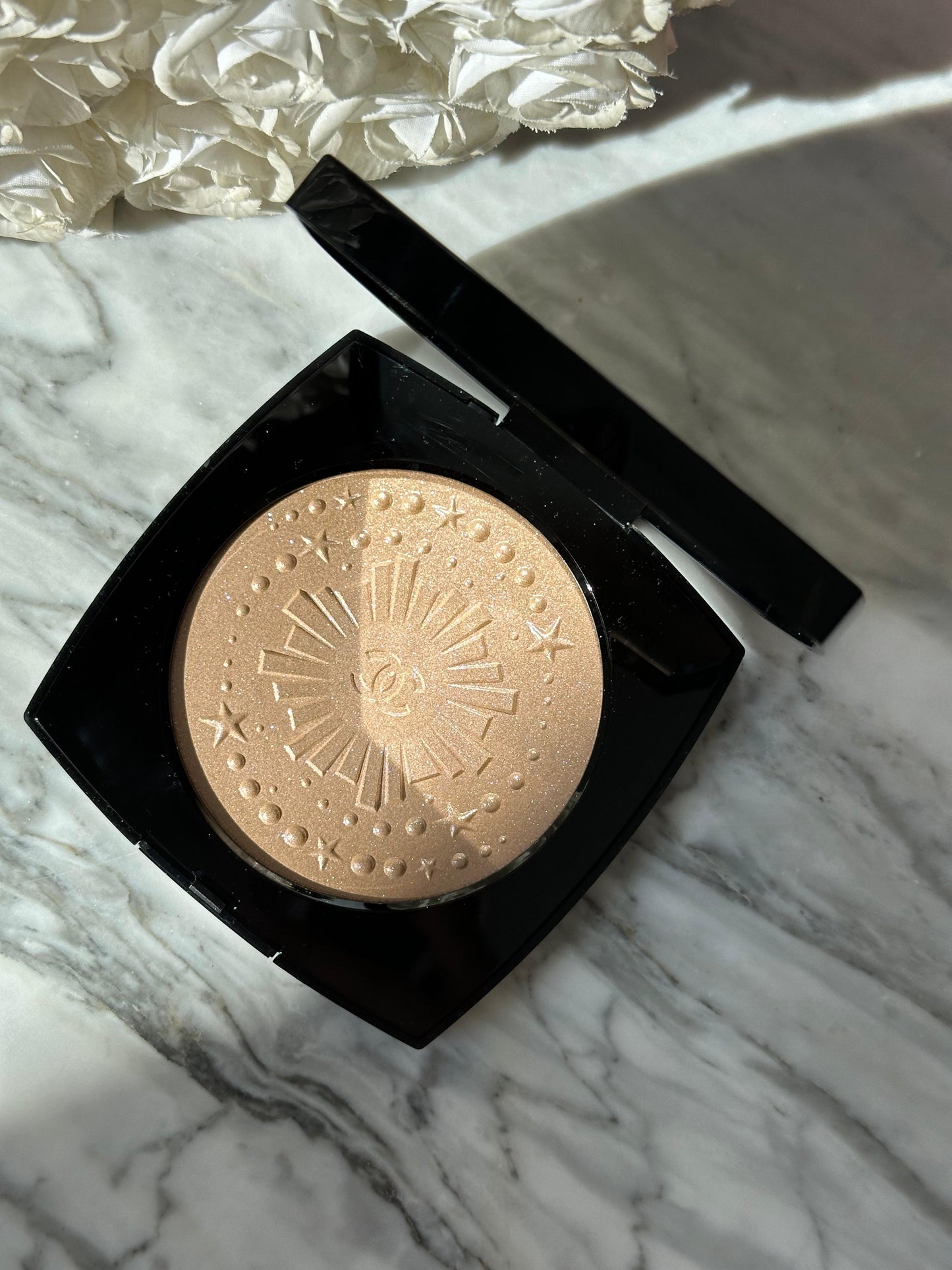 CHANEL Poudre Lumière Highlighter
Illuminating Powder