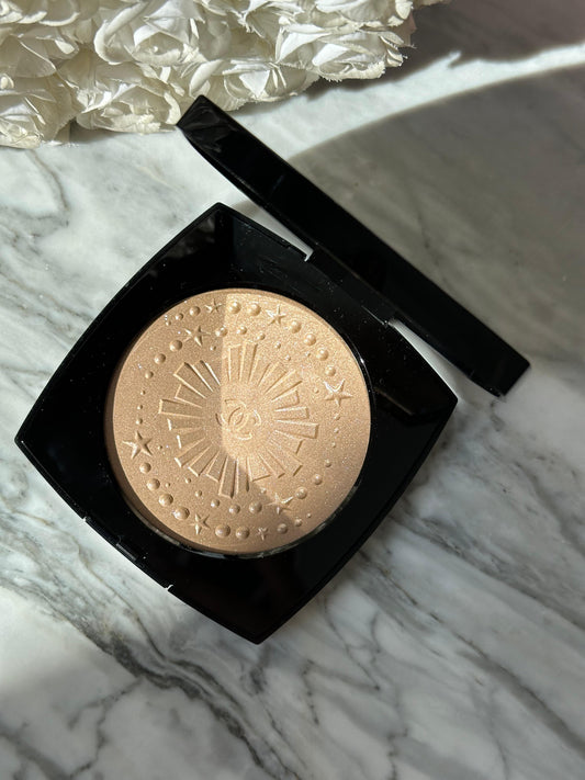 CHANEL Poudre Lumière Highlighter
Illuminating Powder