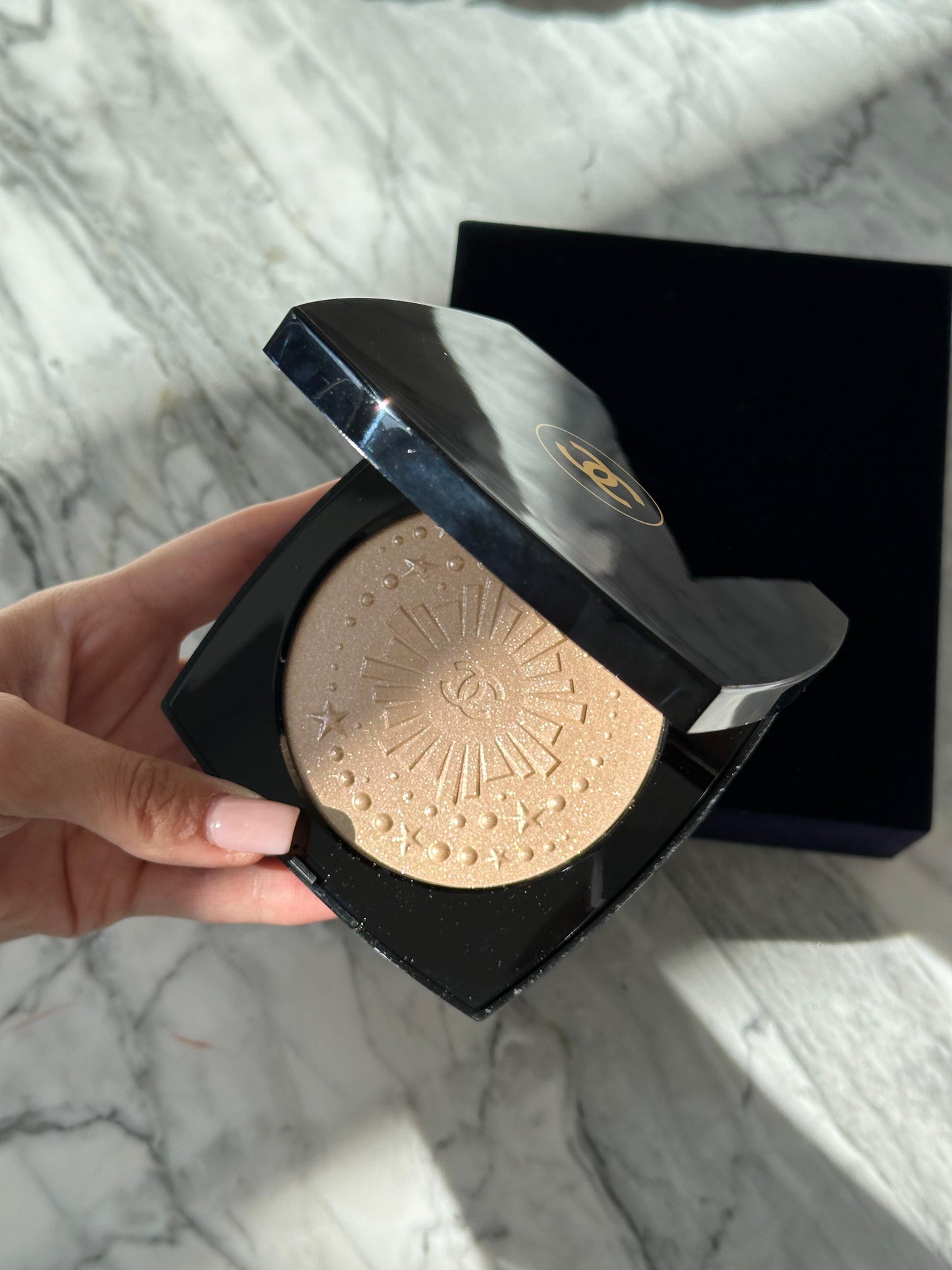 CHANEL Poudre Lumière Highlighter
Illuminating Powder