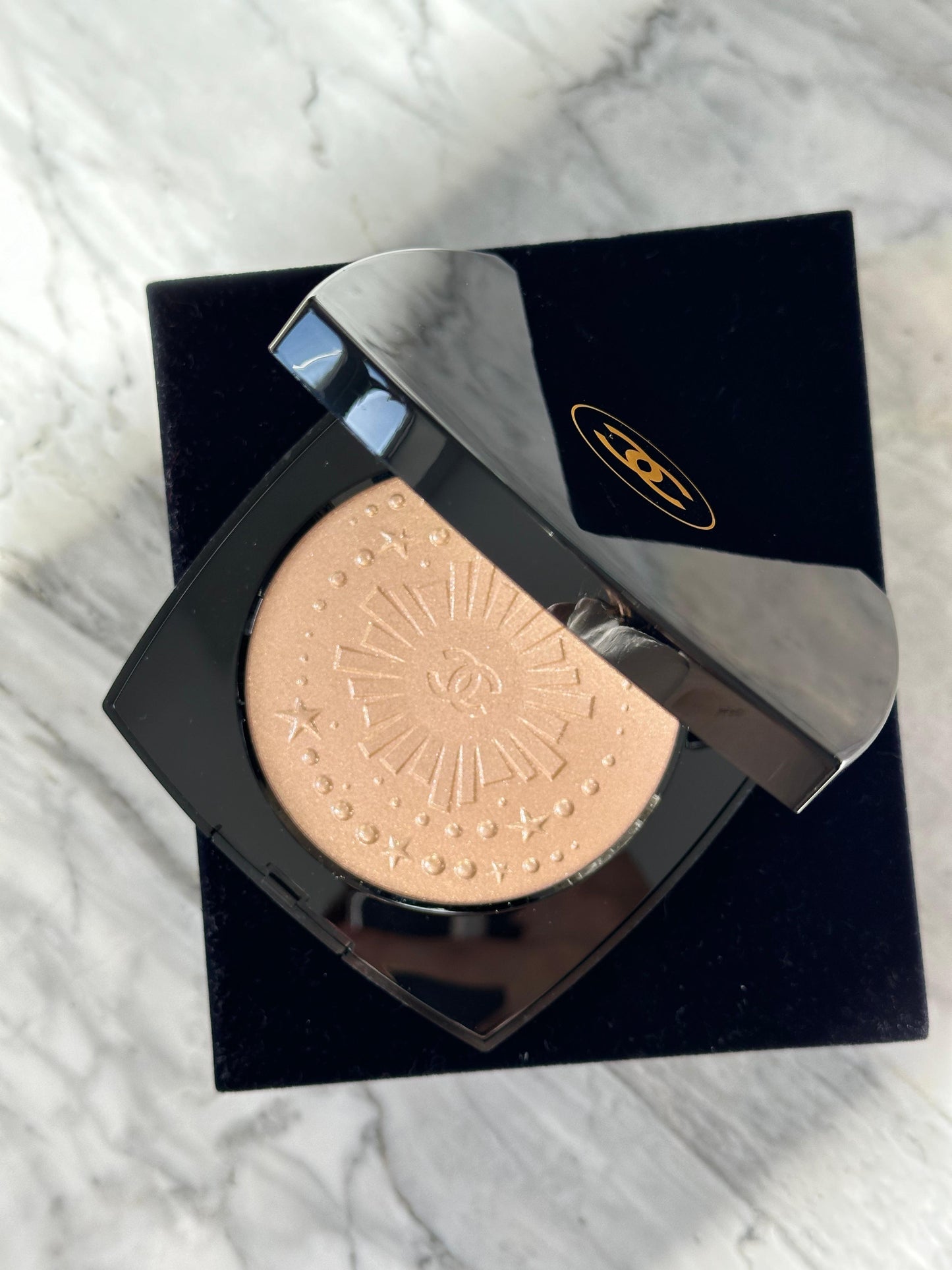 CHANEL Poudre Lumière Highlighter
Illuminating Powder