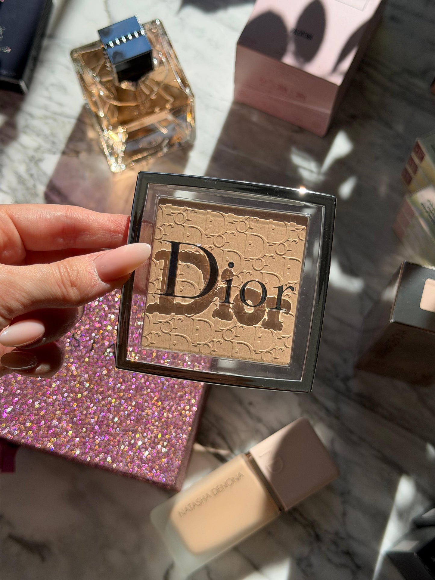 DIOR Backstage Face & Body Powder-No-Powder
Perfecting Translucent, Blurring Effect, Natural Radiant Finish - Long-Wear Matity