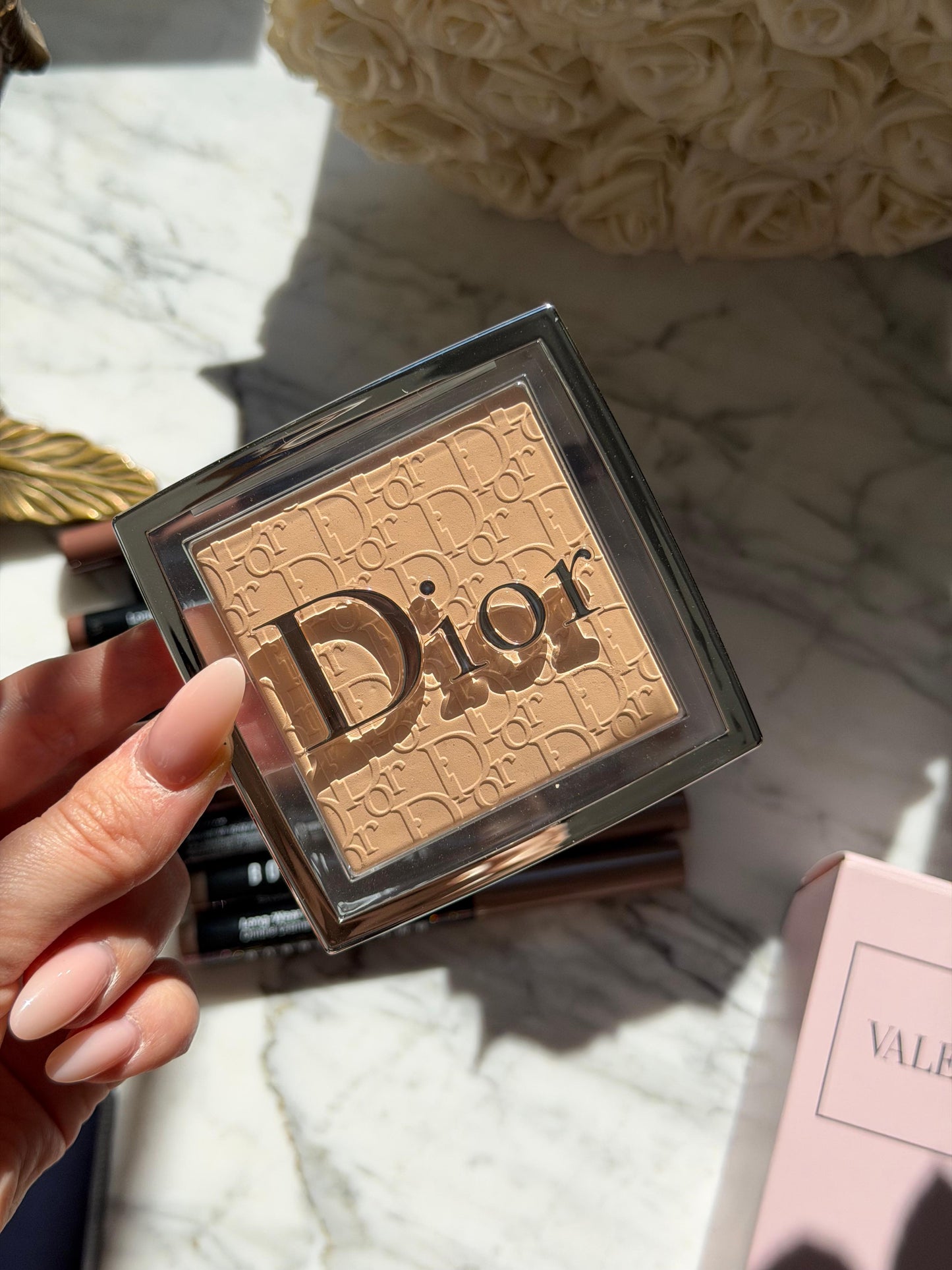 DIOR Backstage Face & Body Powder-No-Powder
Perfecting Translucent, Blurring Effect, Natural Radiant Finish - Long-Wear Matity