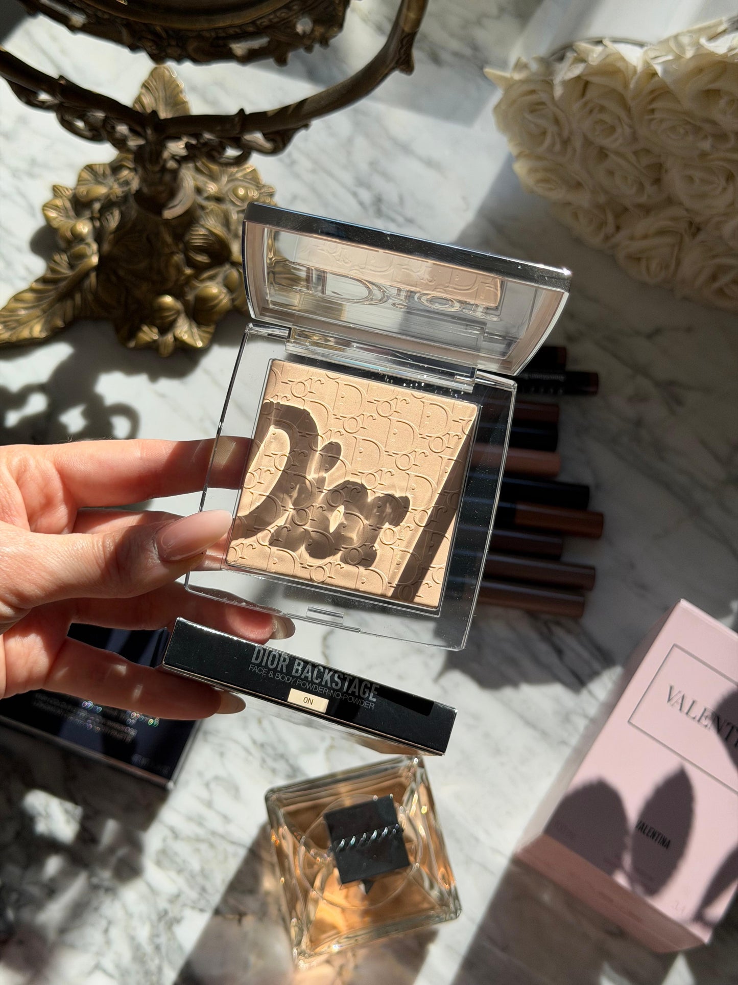DIOR Backstage Face & Body Powder-No-Powder
Perfecting Translucent, Blurring Effect, Natural Radiant Finish - Long-Wear Matity