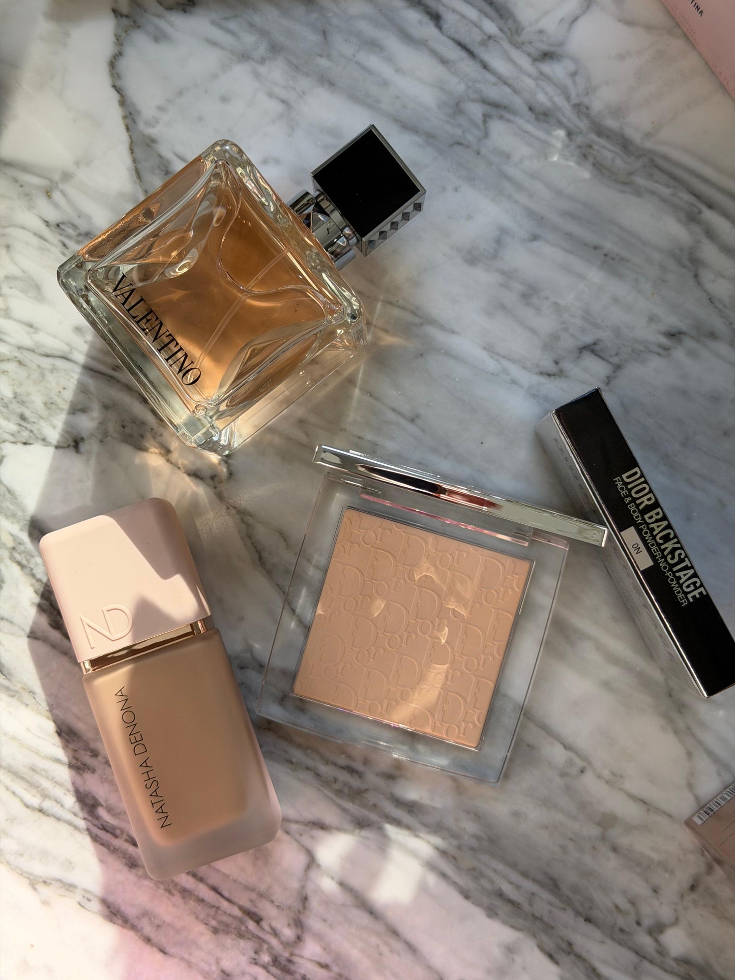 DIOR Backstage Face & Body Powder-No-Powder
Perfecting Translucent, Blurring Effect, Natural Radiant Finish - Long-Wear Matity