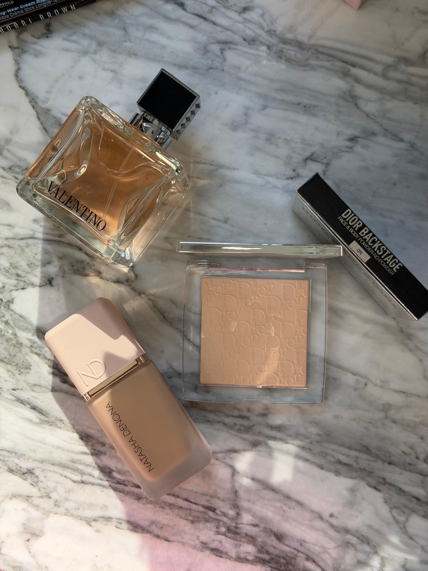 DIOR Backstage Face & Body Powder-No-Powder
Perfecting Translucent, Blurring Effect, Natural Radiant Finish - Long-Wear Matity