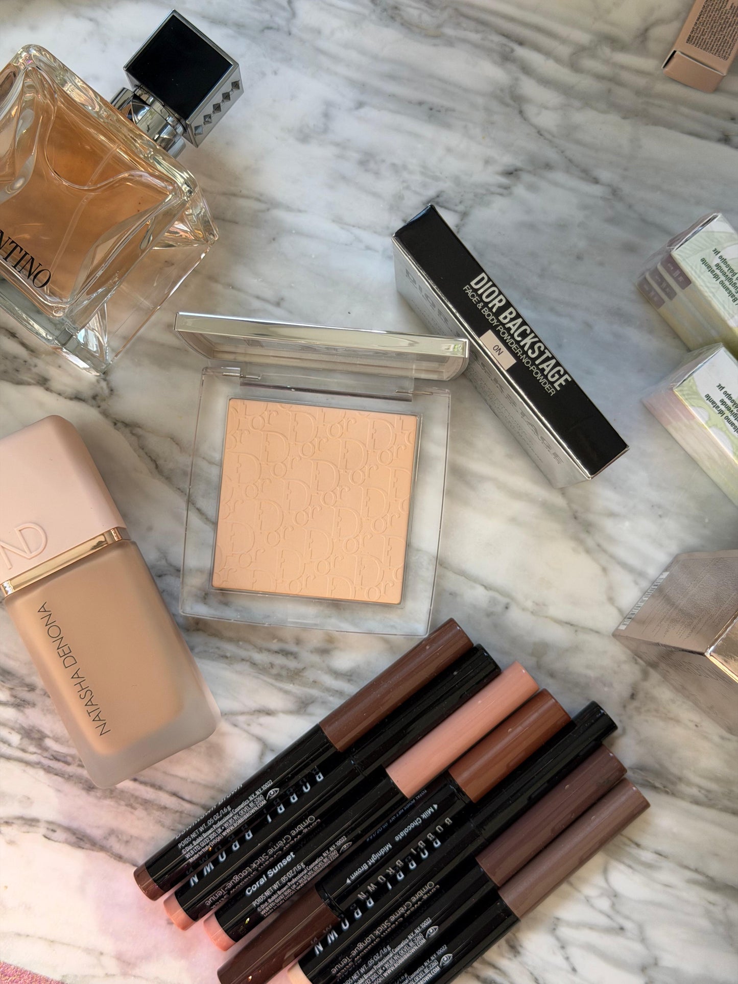 DIOR Backstage Face & Body Powder-No-Powder
Perfecting Translucent, Blurring Effect, Natural Radiant Finish - Long-Wear Matity