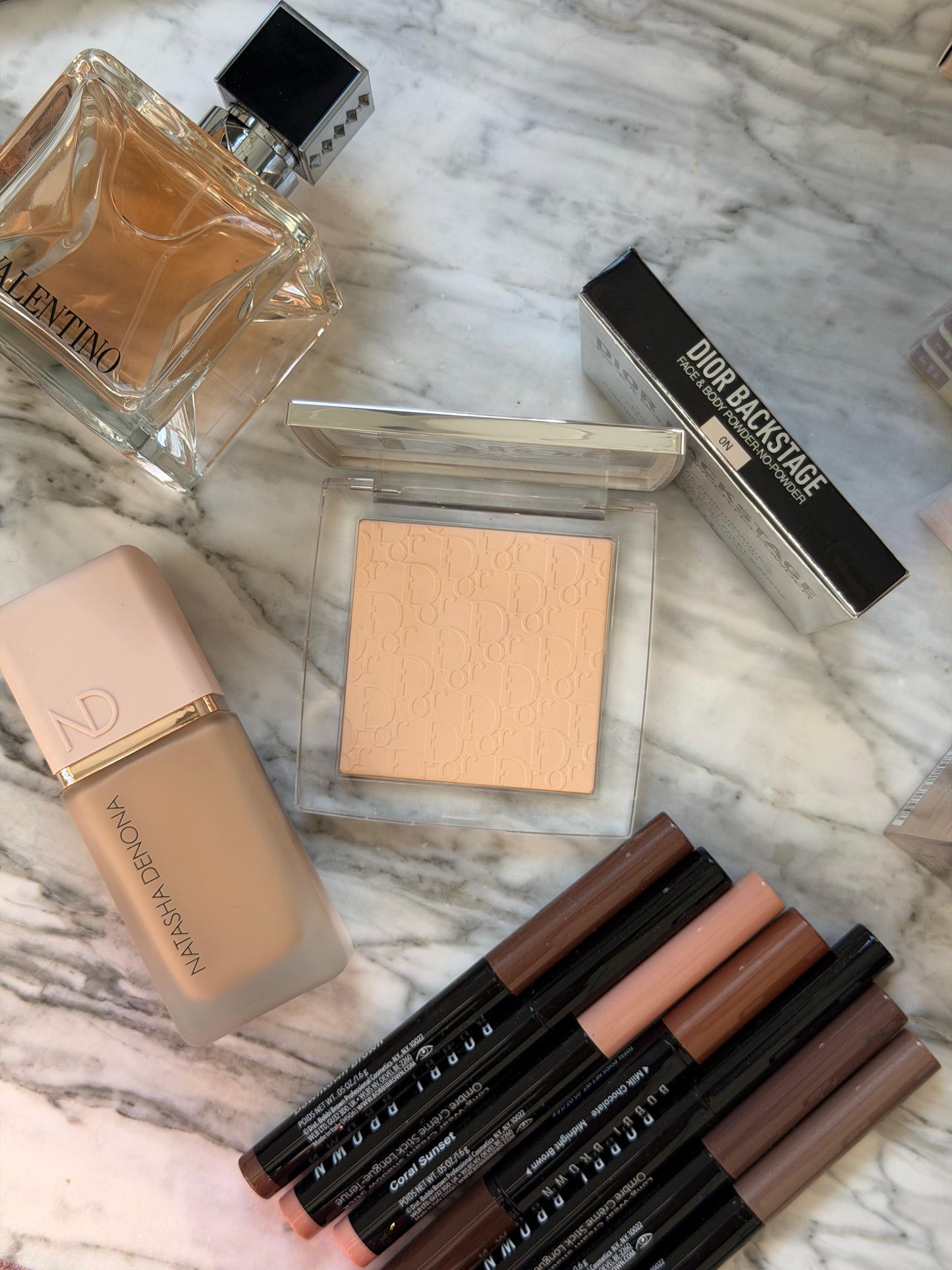 DIOR Backstage Face & Body Powder-No-Powder
Perfecting Translucent, Blurring Effect, Natural Radiant Finish - Long-Wear Matity