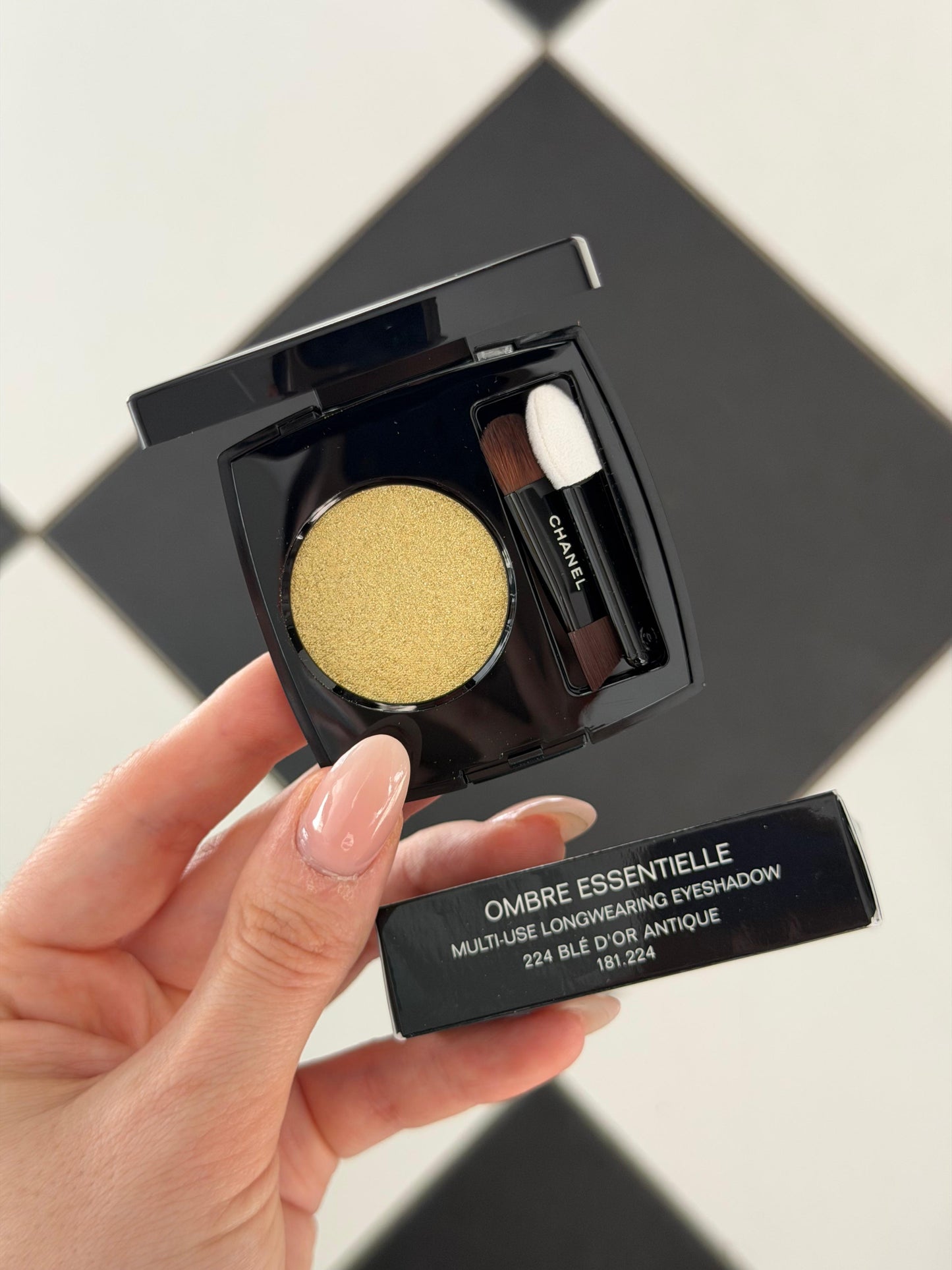CHANEL Ombre Essentielle Multi-Use Longwearing Eyeshadow (224)
